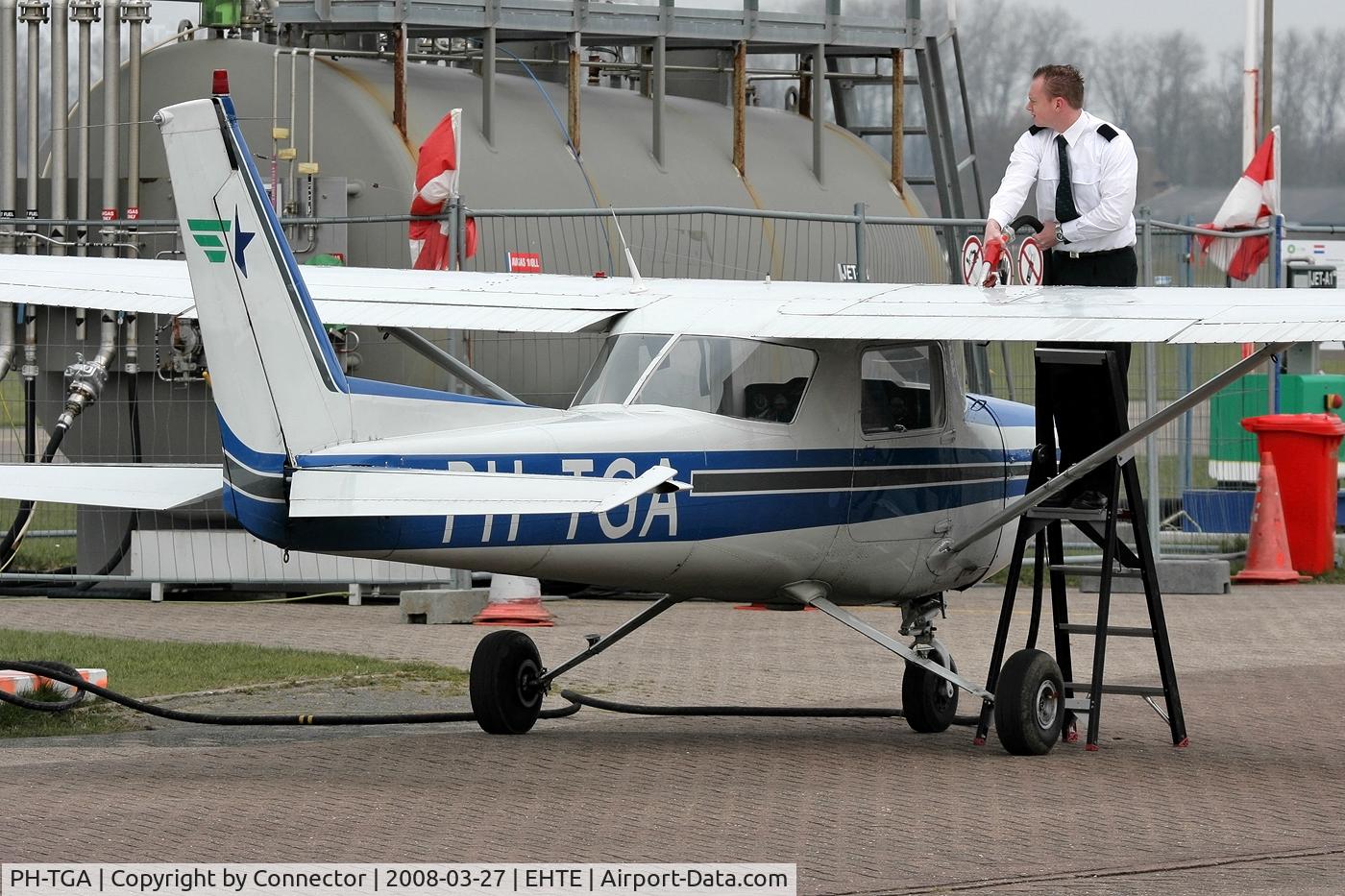 PH-TGA, 1977 Reims F150M C/N F15001394, He's wondering why it's taking so long to refuel. Take a look under the plane and see why.