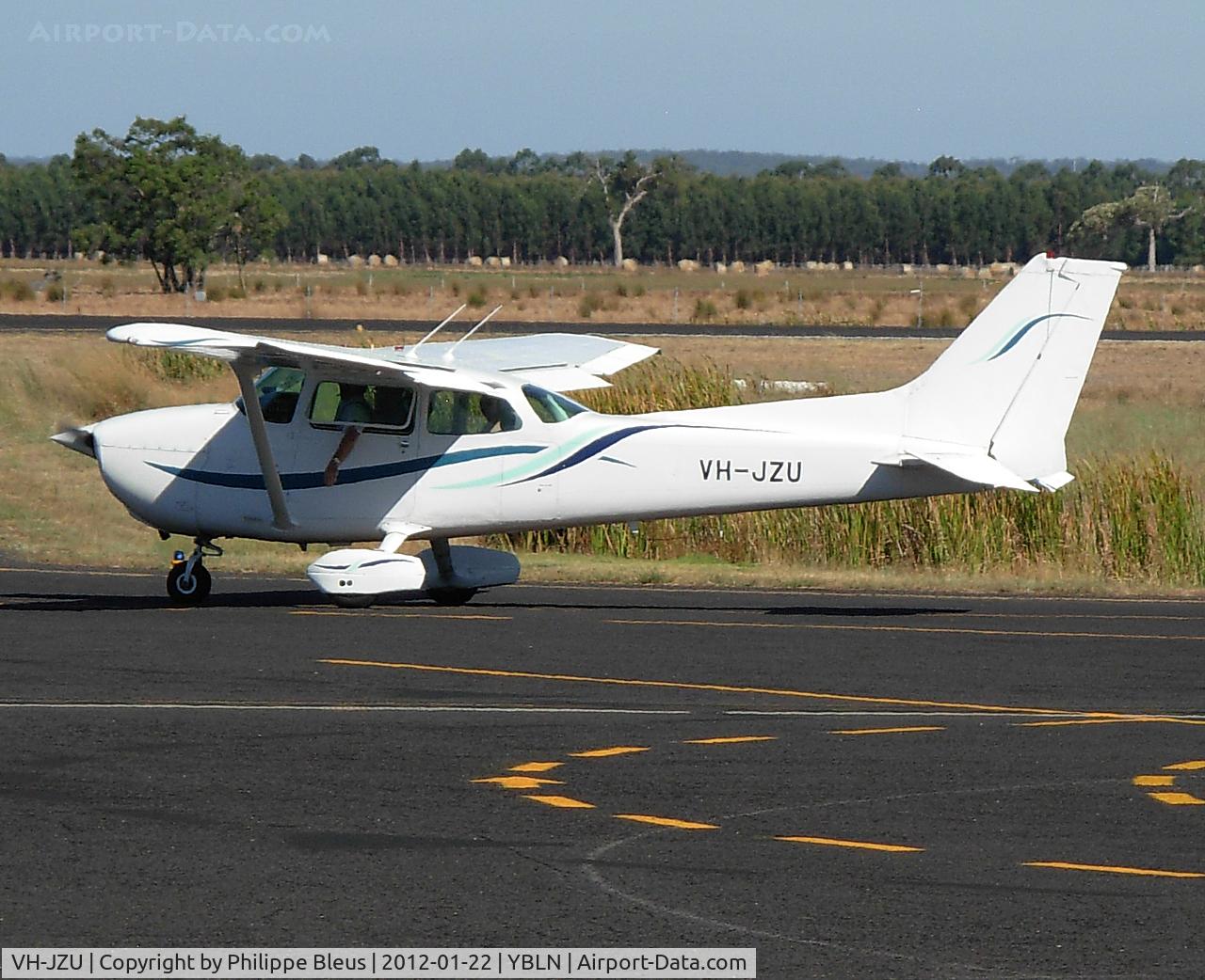 VH-JZU, Cessna 172P C/N 17274766, Taxiing to the runway for take off.