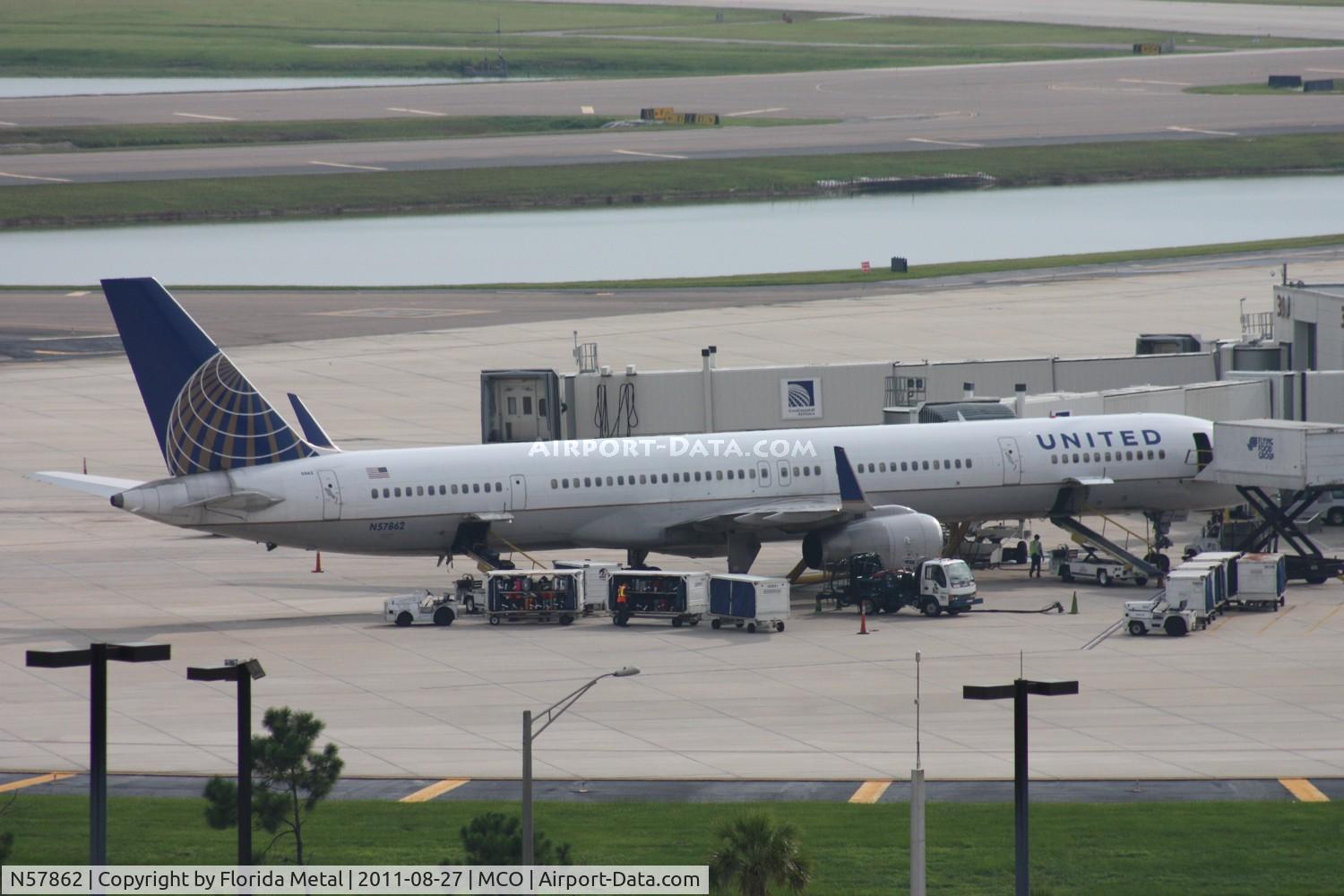 N57862, 2001 Boeing 757-33N C/N 32586, United 757-300