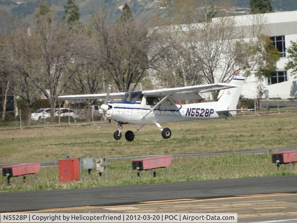 N5528P, 1981 Cessna 152 C/N 15284968, Preparing to land on 26L