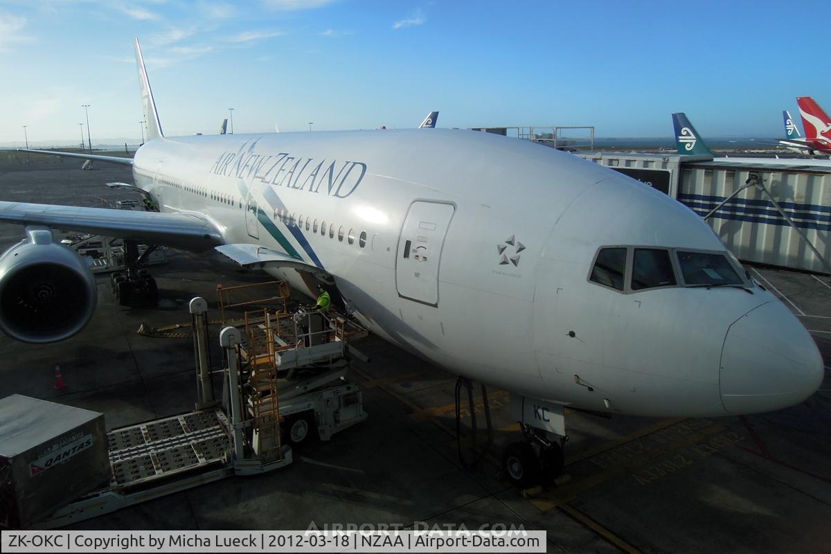 ZK-OKC, 2006 Boeing 777-219/ER C/N 34377, At Auckland