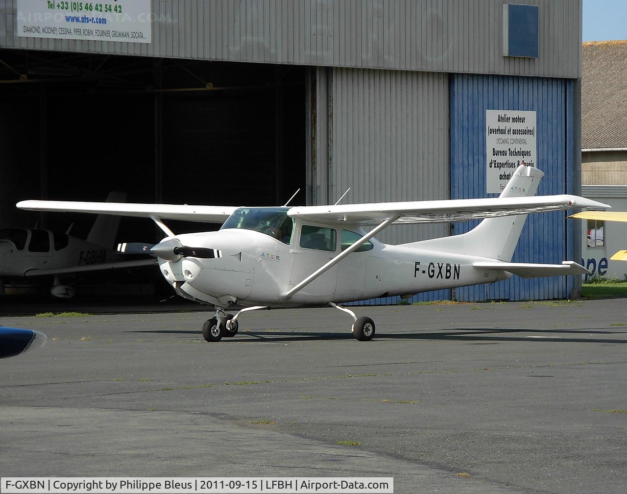 F-GXBN, Cessna R182 Skylane RG C/N R182-00128, Parking position. And don't forget : propeller with variable pitch. Actually, a constant speed prop !