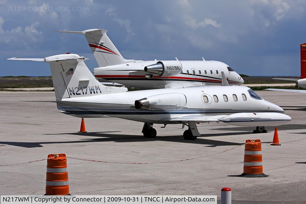 N217WM, 1976 Gates Learjet 25D C/N 217, Waiting in the hot sun of Curacao.