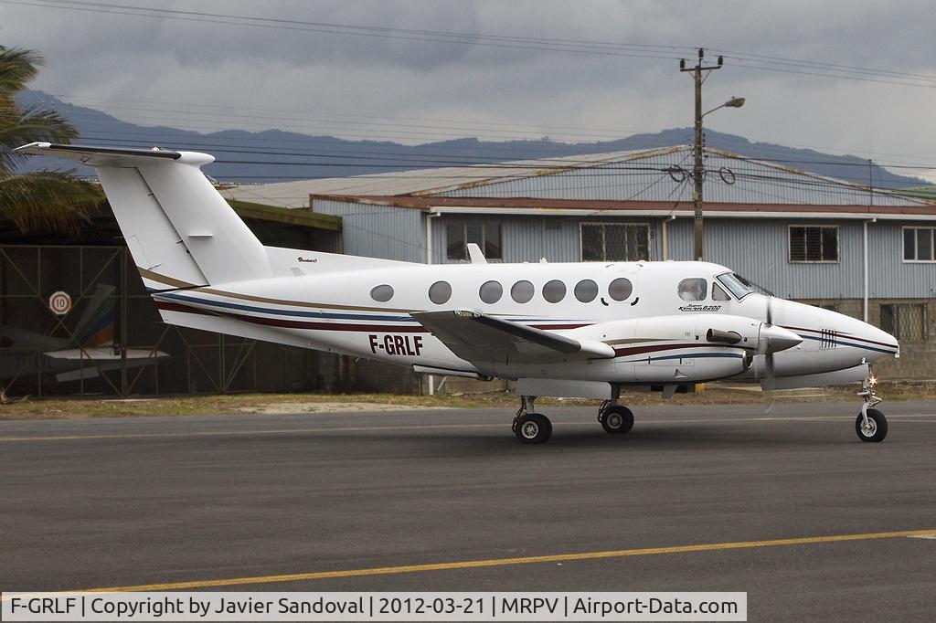 F-GRLF, 1998 Raytheon B200 King Air C/N BB-1607, Nice surprise today at Pavas airport in a cloudy afternoon.