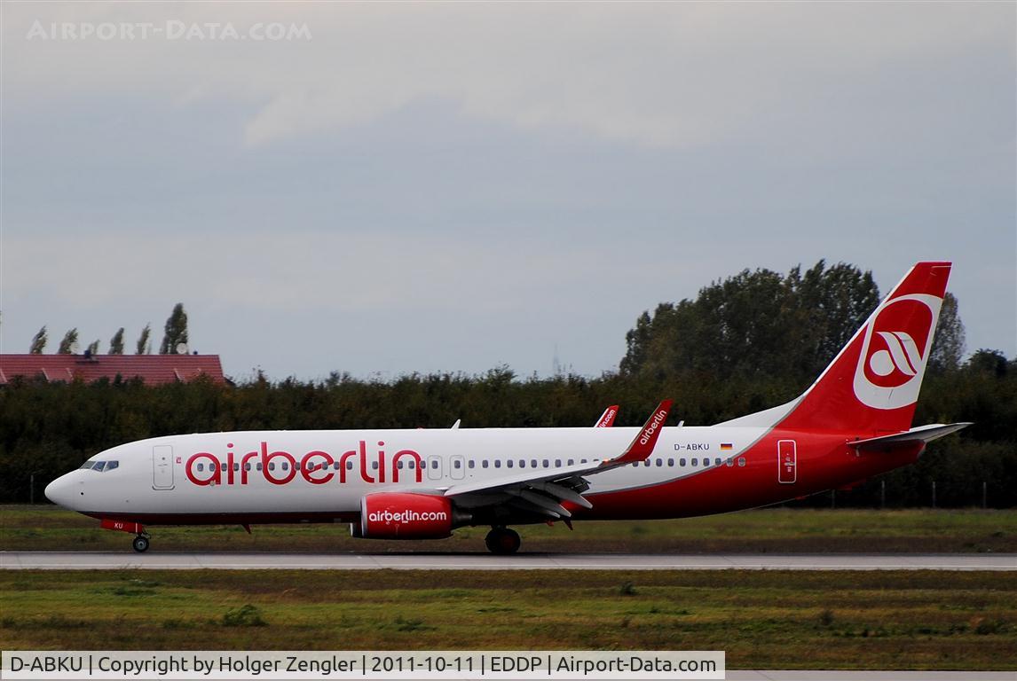 D-ABKU, 2011 Boeing 737-86J C/N 37744, Roll out until the end on rwy 26R.....