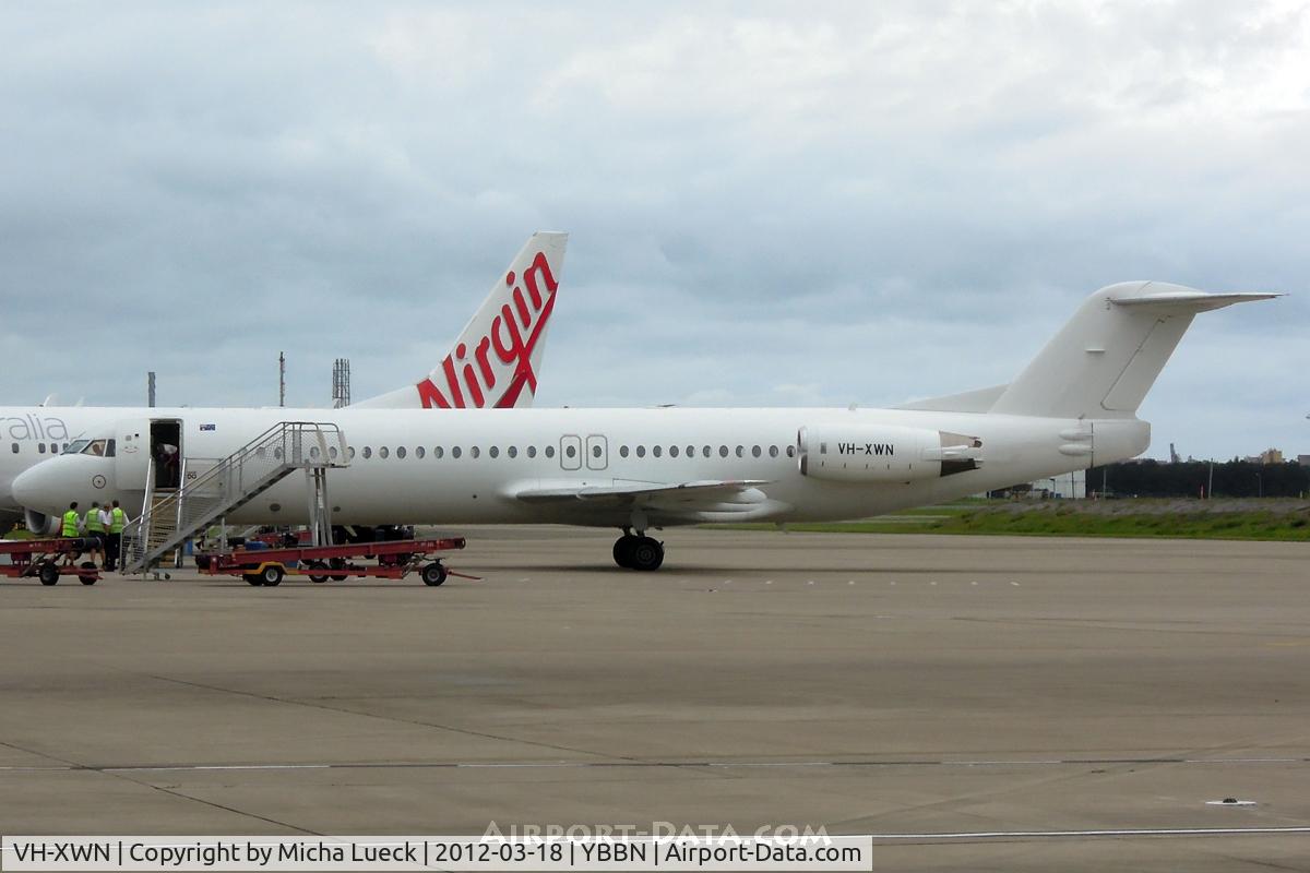 VH-XWN, 1989 Fokker 100 (F-28-0100) C/N 11278, At Brisbane