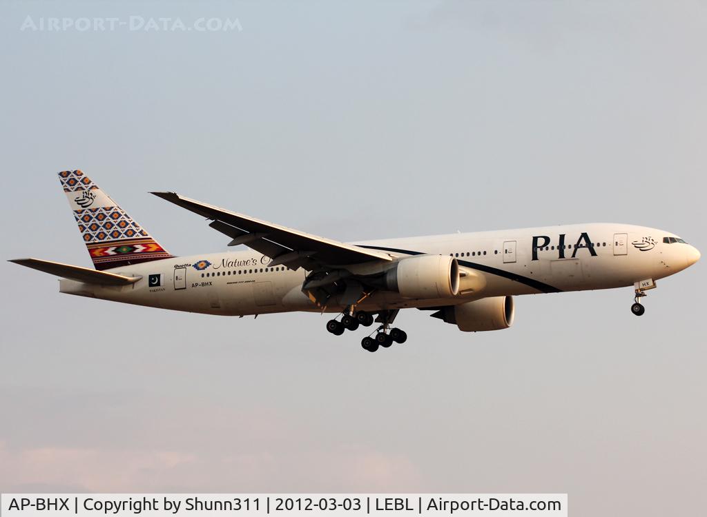 AP-BHX, 2007 Boeing 777-240/ER C/N 35296, Landing rwy 25R in still special c/s