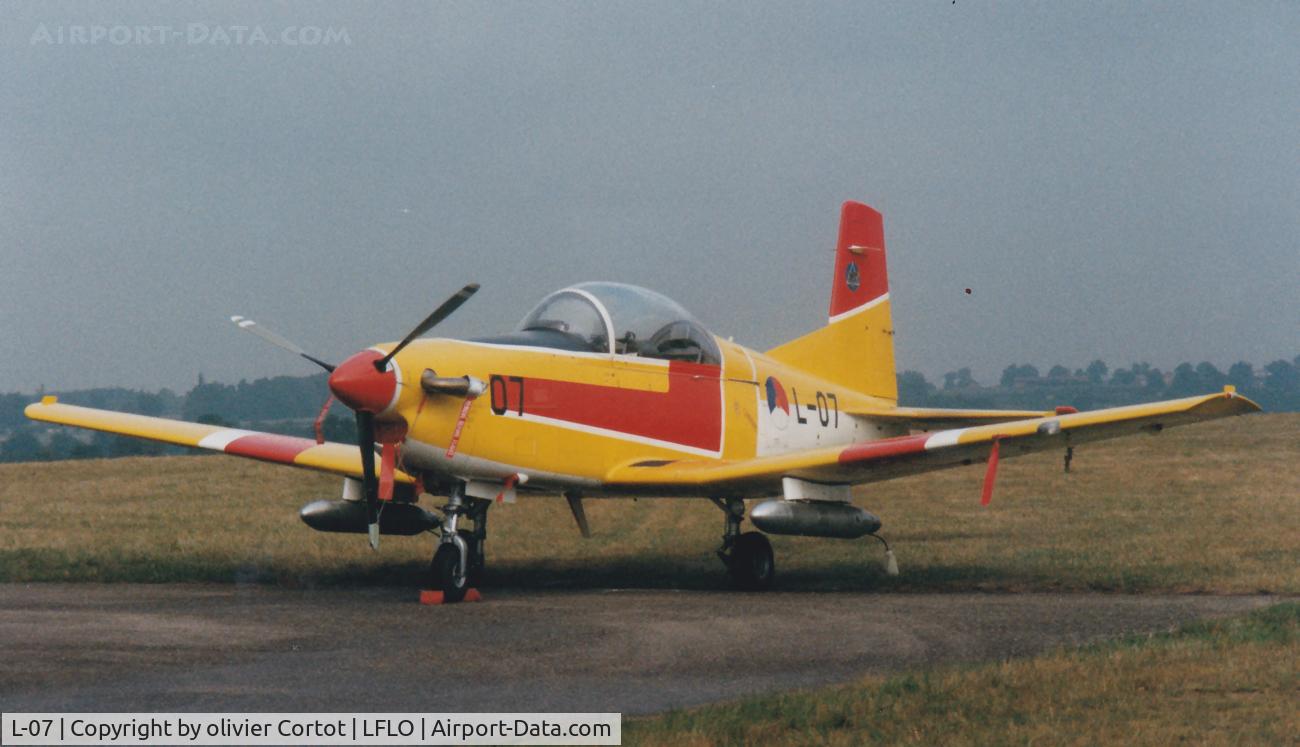 L-07, Pilatus PC-7 Turbo Trainer C/N 544, old paint scheme, Roannes 1996