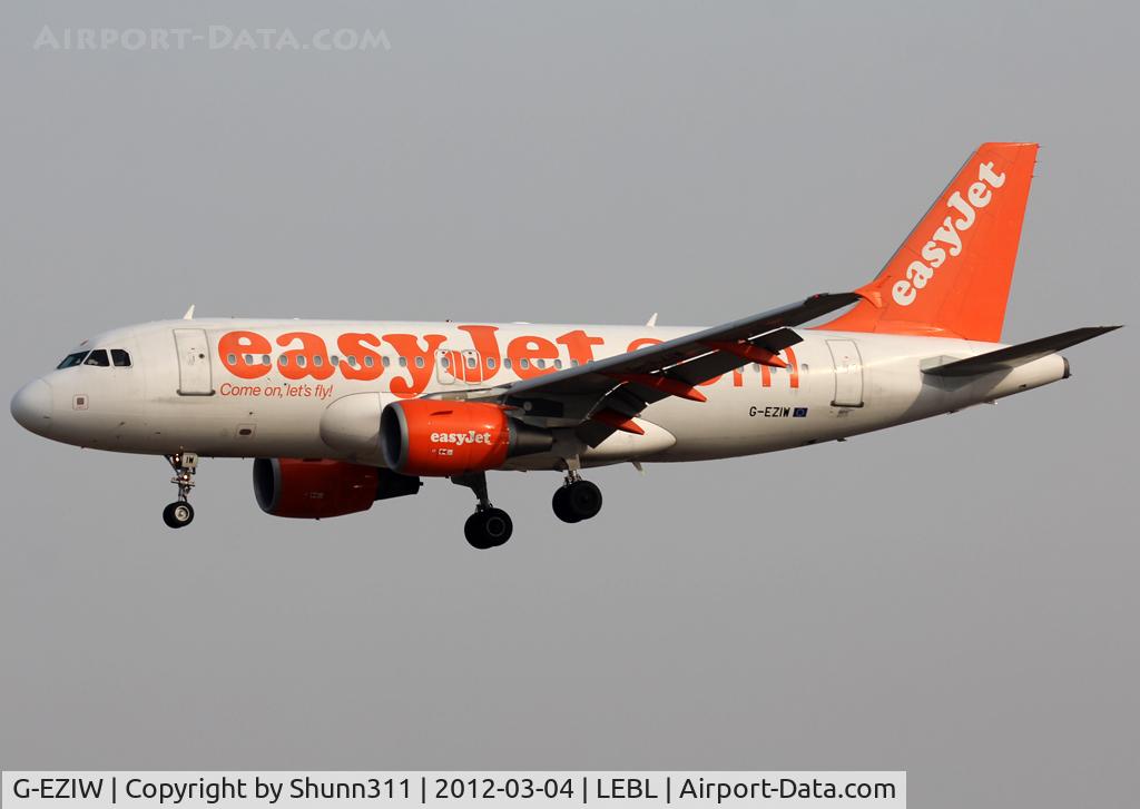 G-EZIW, 2005 Airbus A319-111 C/N 2578, Landing rwy 25R