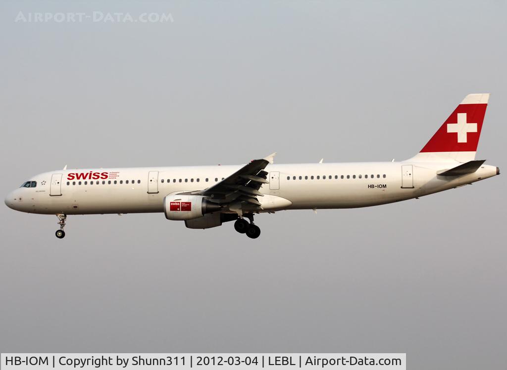 HB-IOM, 2010 Airbus A321-212 C/N 4534, Landing rwy 25R