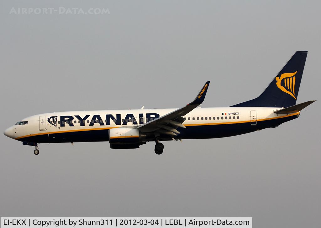 EI-EKX, 2010 Boeing 737-8AS C/N 35030, Landing rwy 25R