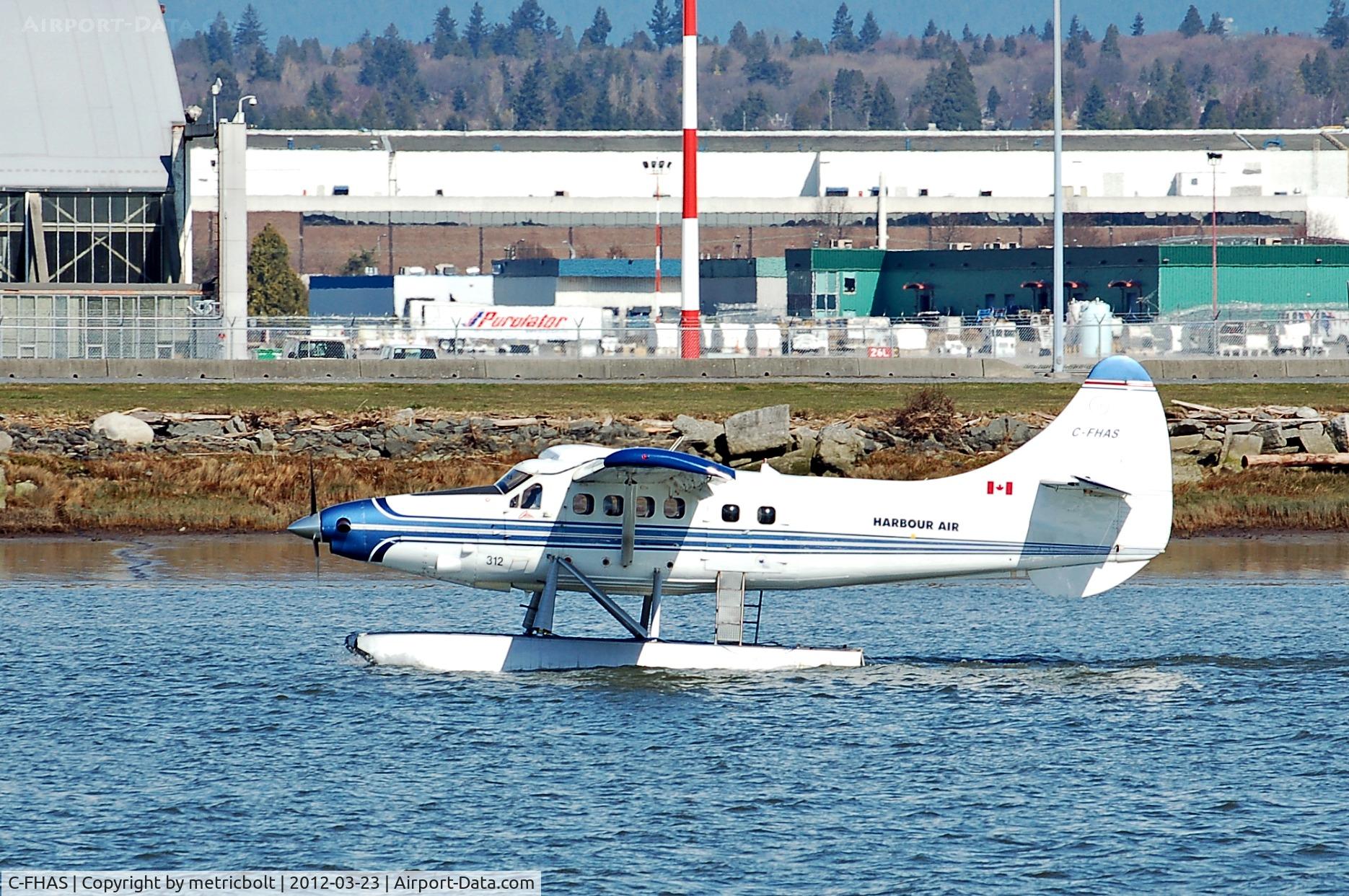 C-FHAS, 1960 De Havilland Canada U-1A  Otter (DHC-3) C/N 382, Take off from Fraser River