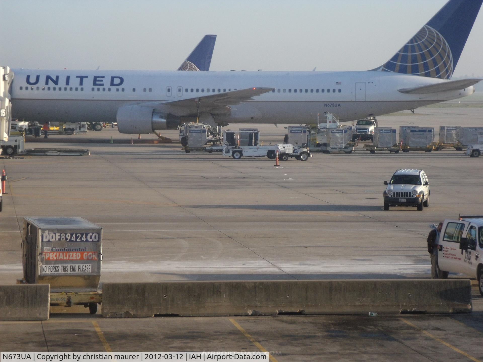 N673UA, 2000 Boeing 767-322 C/N 29241, Boeing 767