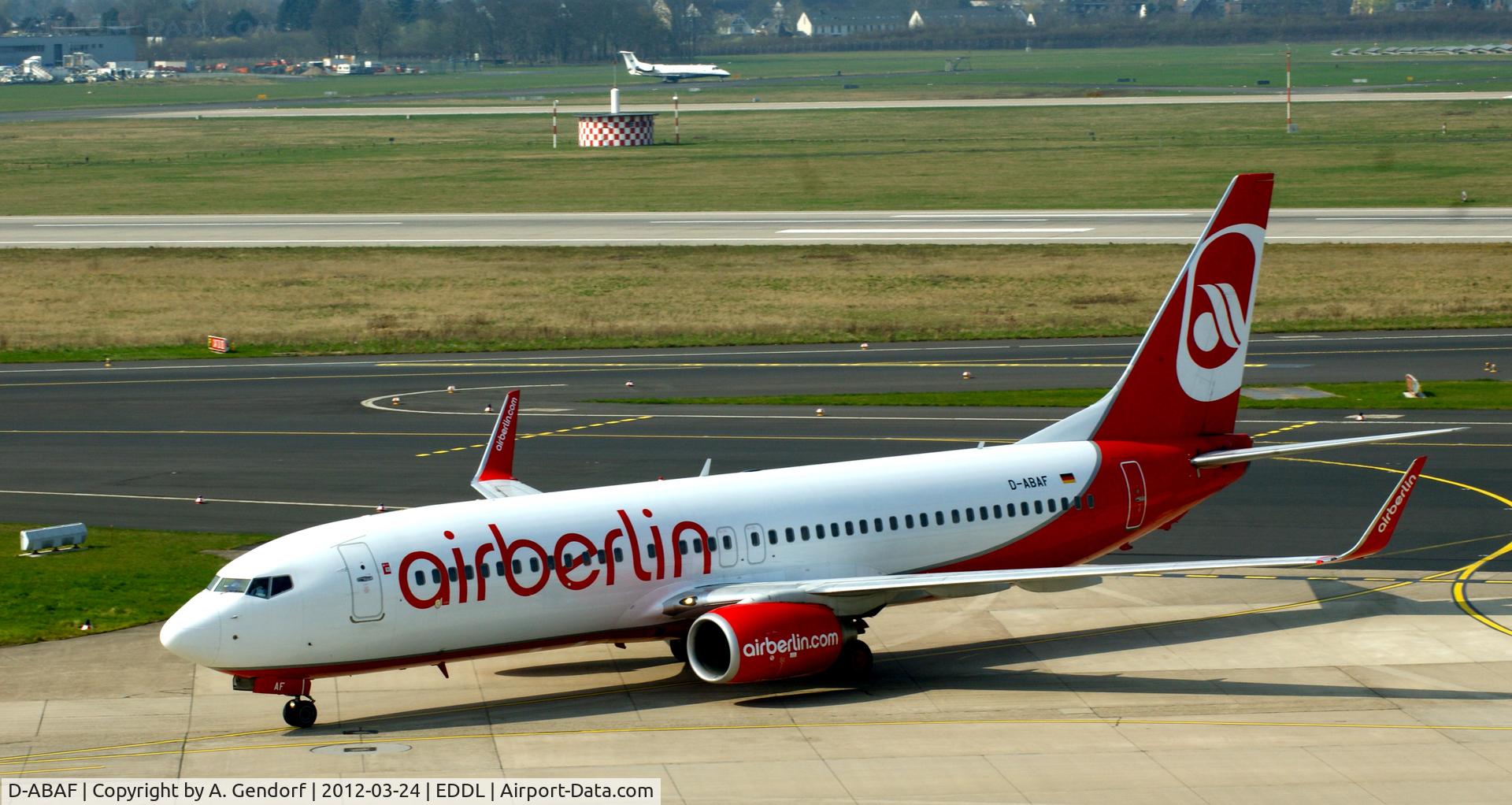 D-ABAF, 2001 Boeing 737-86J C/N 30878, Air Berlin, is taxiing to the gate at Düsseldorf Int´l (EDDL)