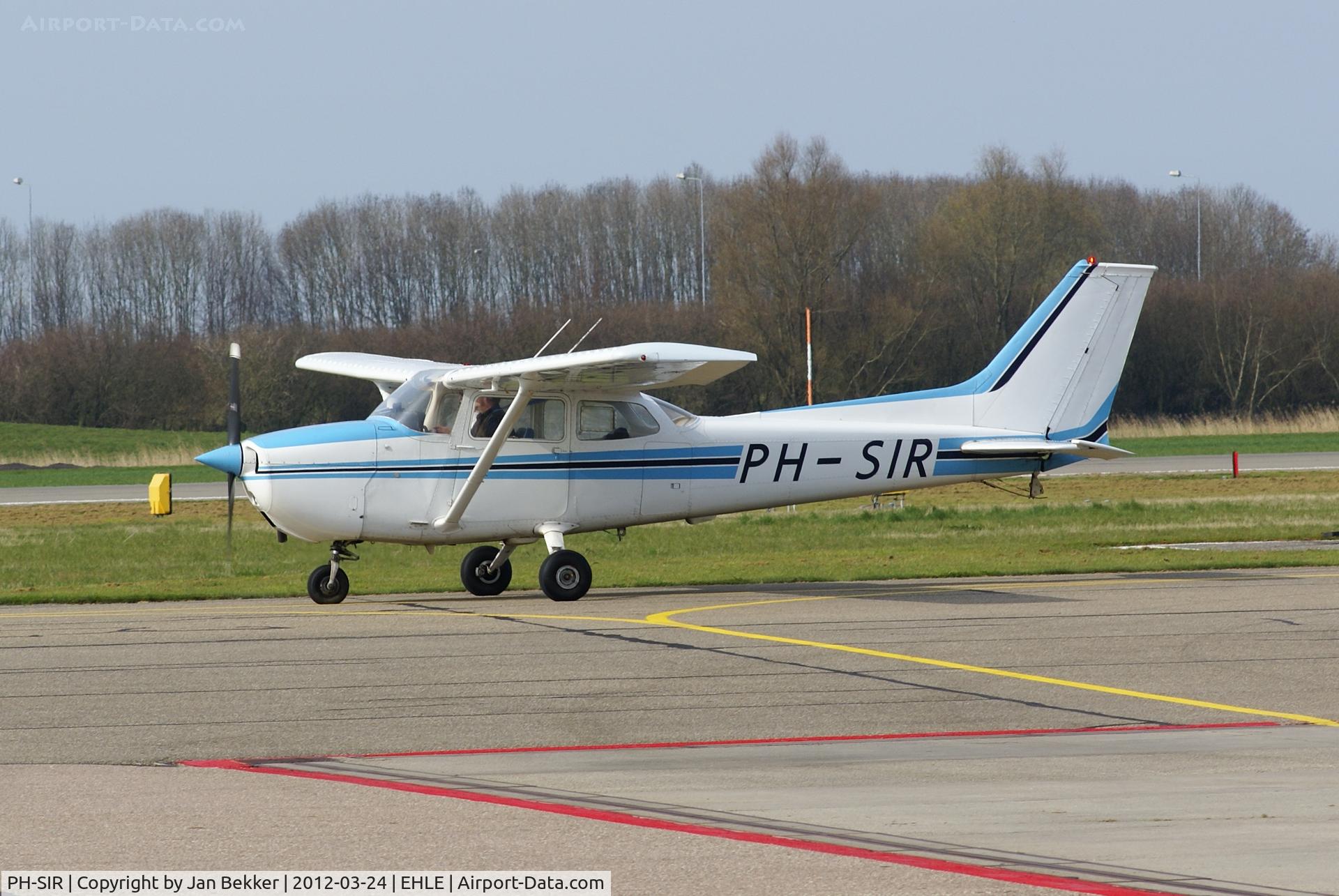 PH-SIR, Reims F172M Skyhawk C/N 1263, Airport Lelystad on the taxiway.