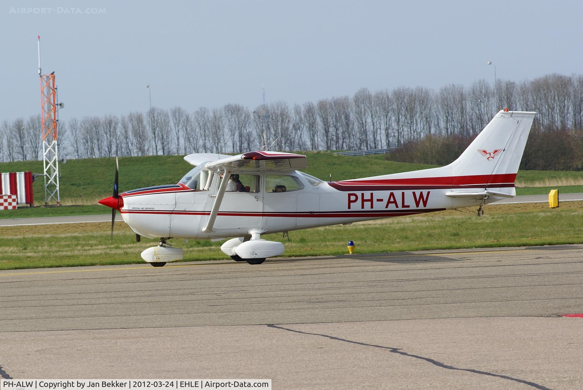 PH-ALW, Reims F172M ll Skyhawk C/N 1226, Airport Lelystad