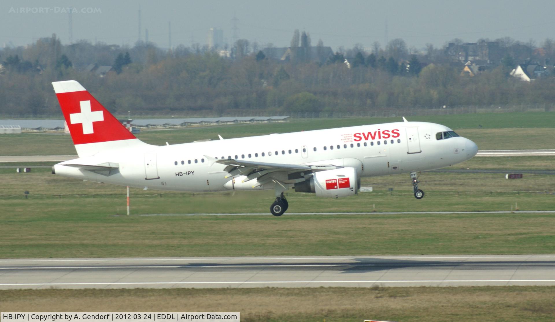 HB-IPY, 1996 Airbus A319-112 C/N 621, Swiss, is landing on runway 05R at Düsseldorf Int´l (EDDL)