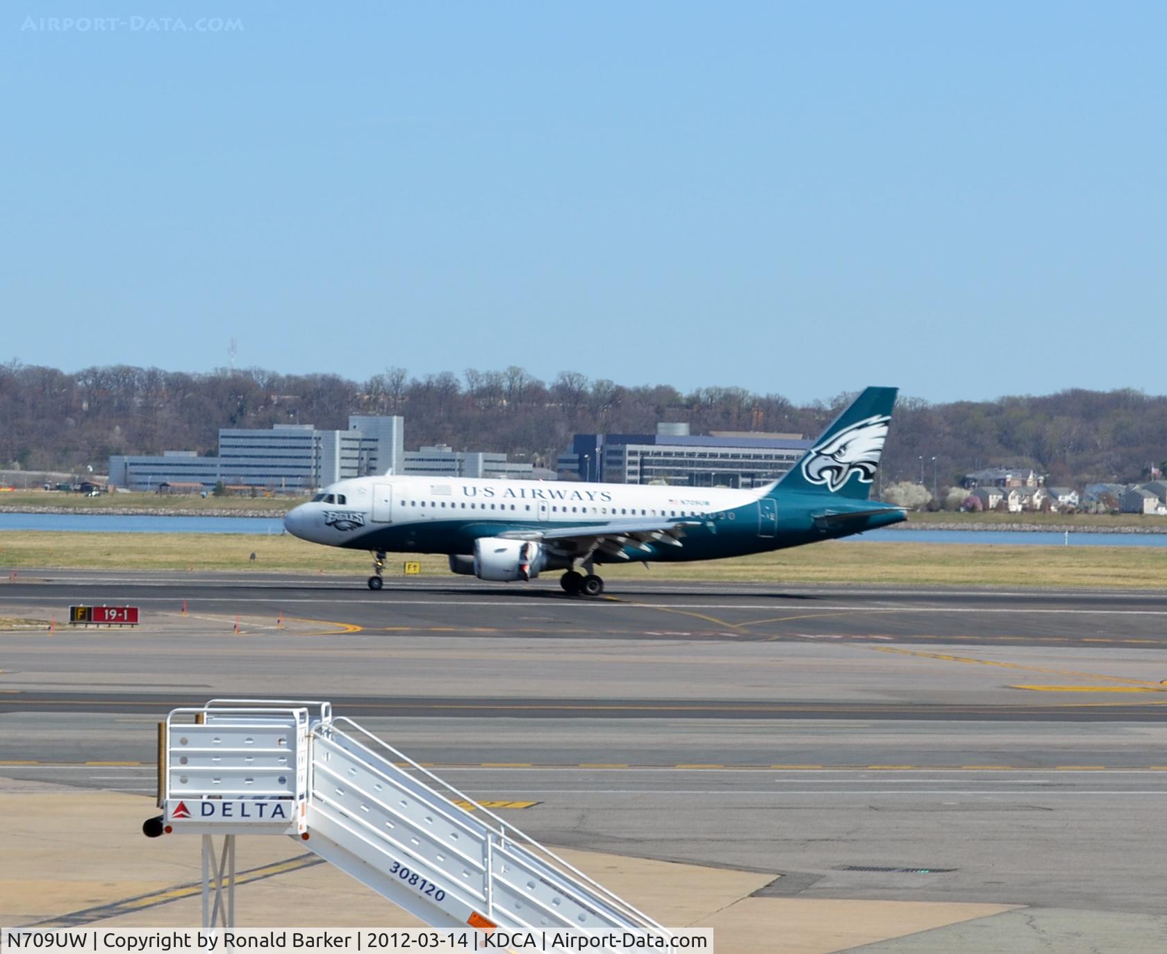 N709UW, 1999 Airbus A319-112 C/N 0997, Landing DCA