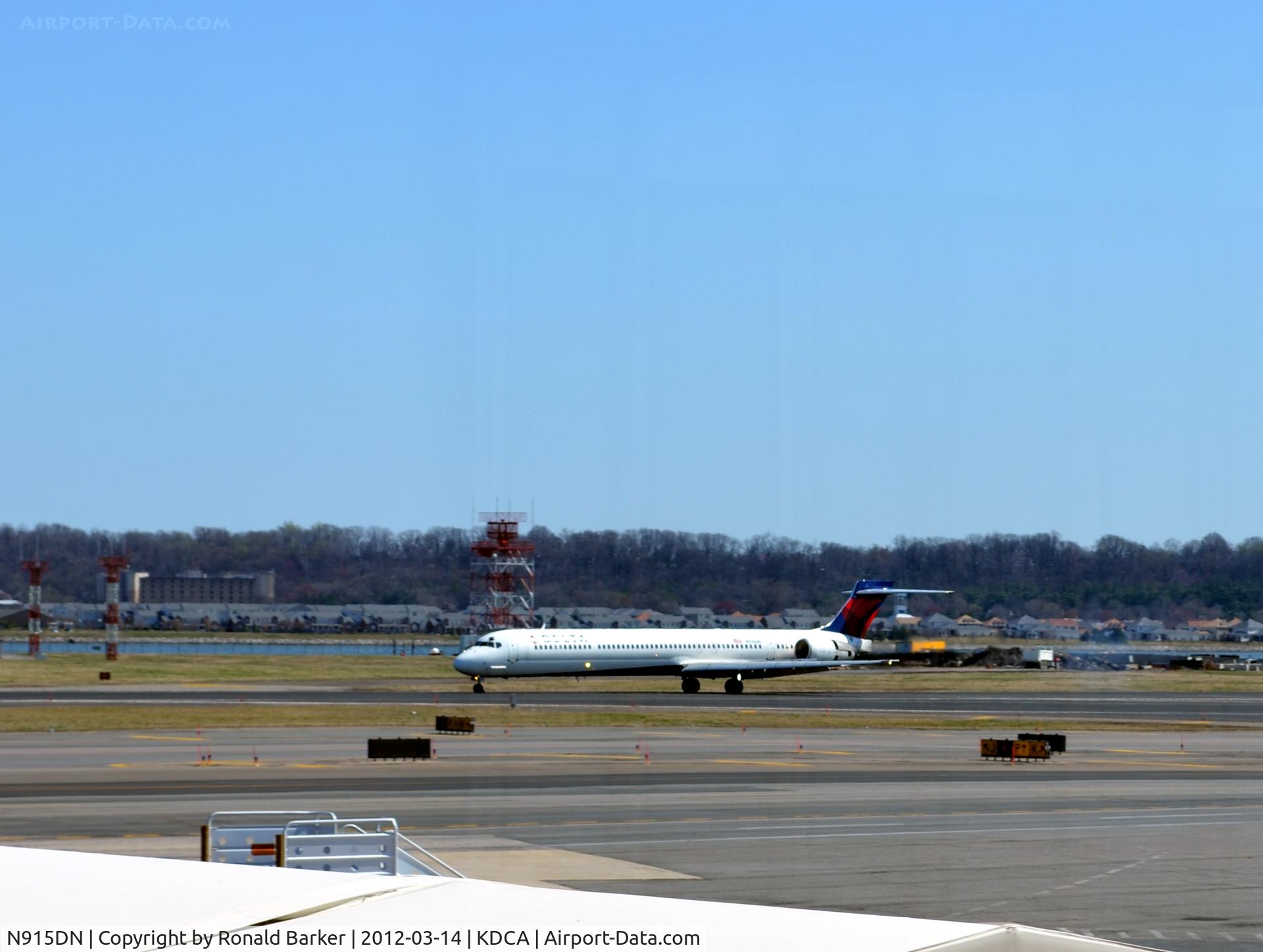 N915DN, 1996 McDonnell Douglas MD-90-30 C/N 53395, Landing, check the thrust rreversers