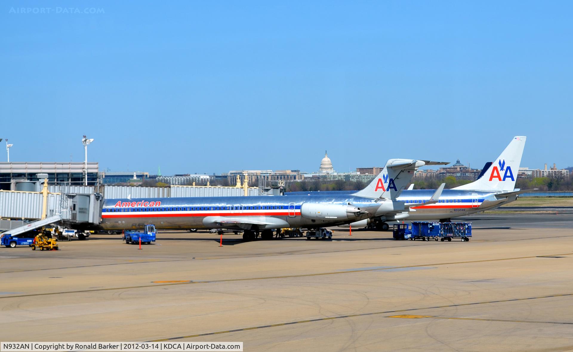 N932AN, 2000 Boeing 737-823 C/N 29530, DCA, VA