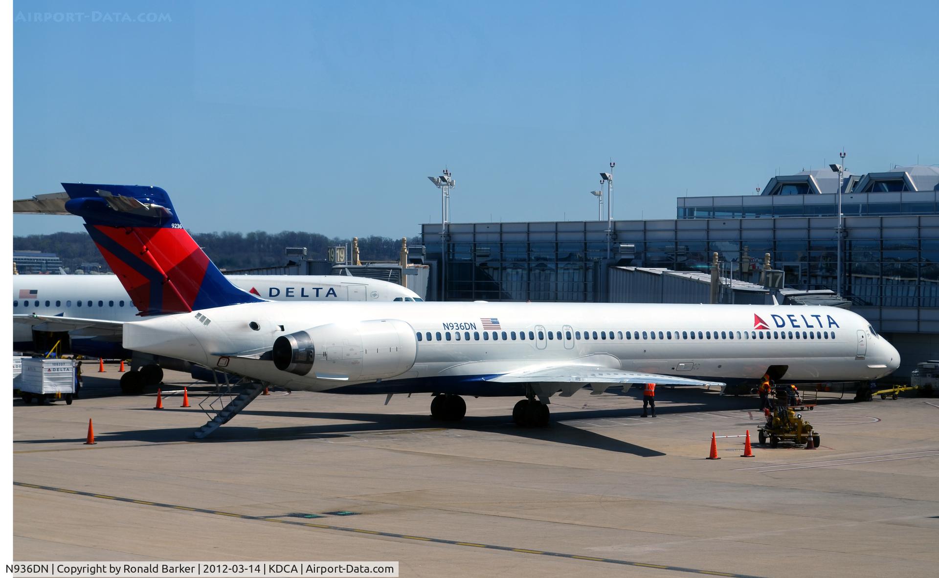 N936DN, 1996 McDonnell Douglas MD-90-30 C/N 53461, DCA, VA