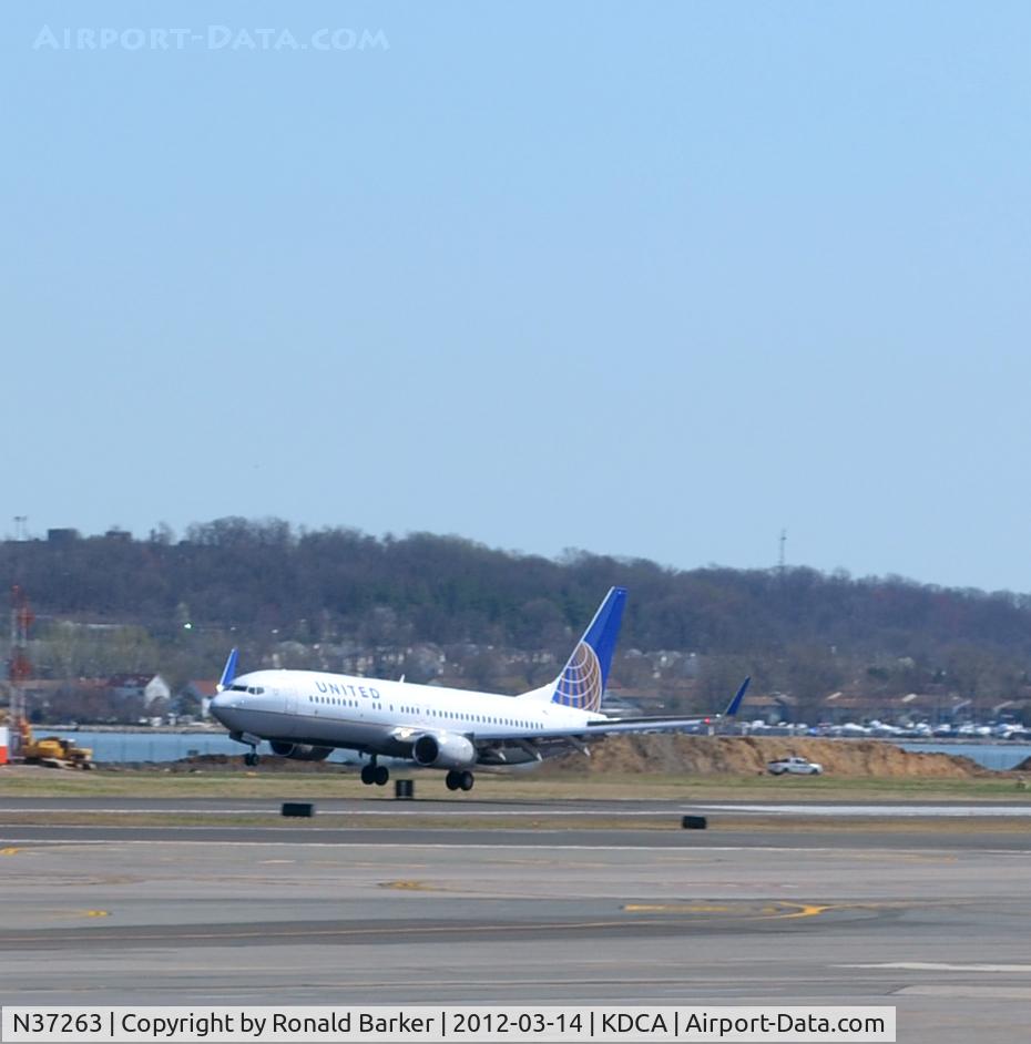 N37263, 2001 Boeing 737-824 C/N 31583, Landing DCA