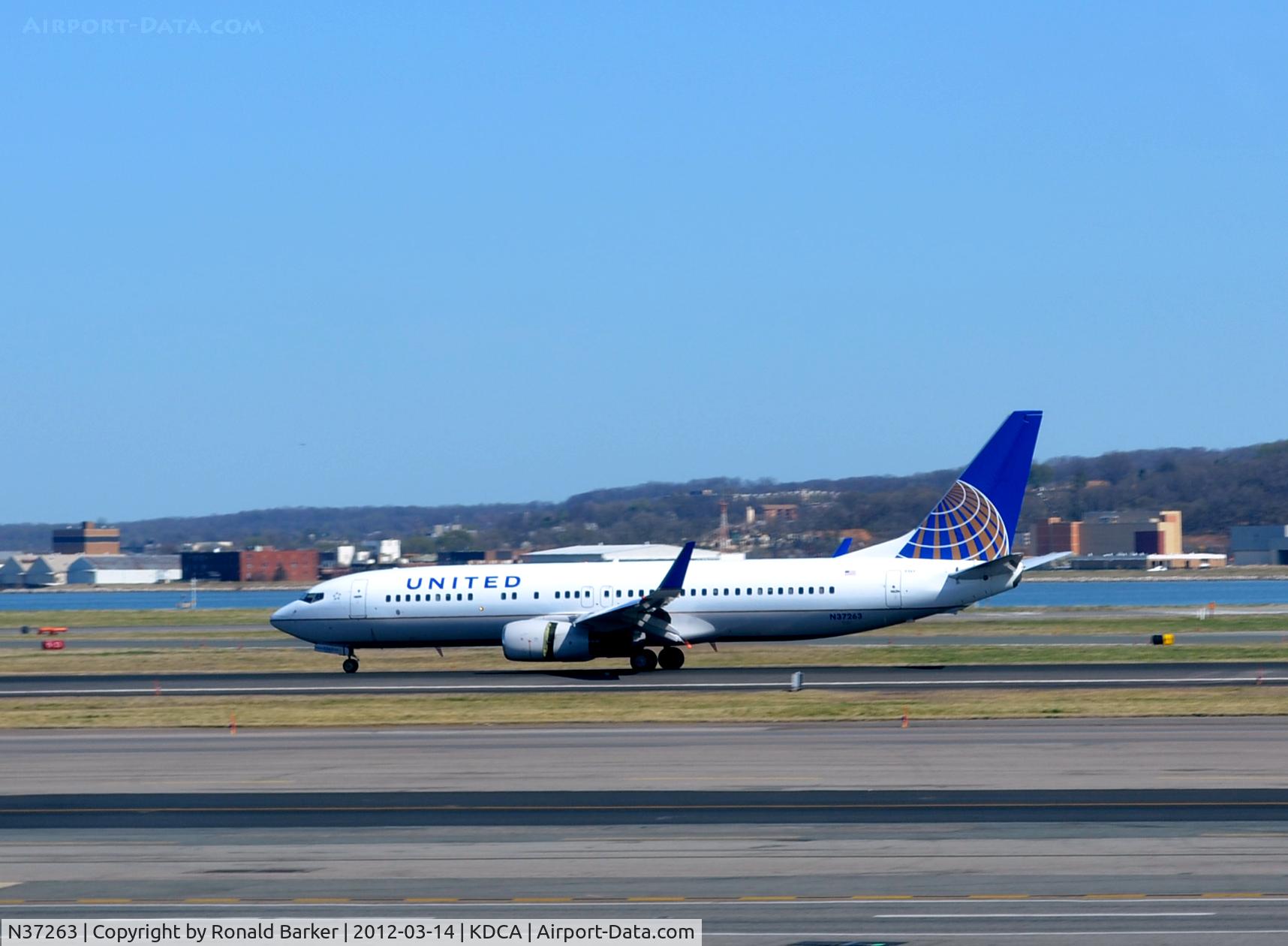 N37263, 2001 Boeing 737-824 C/N 31583, DCA, VA