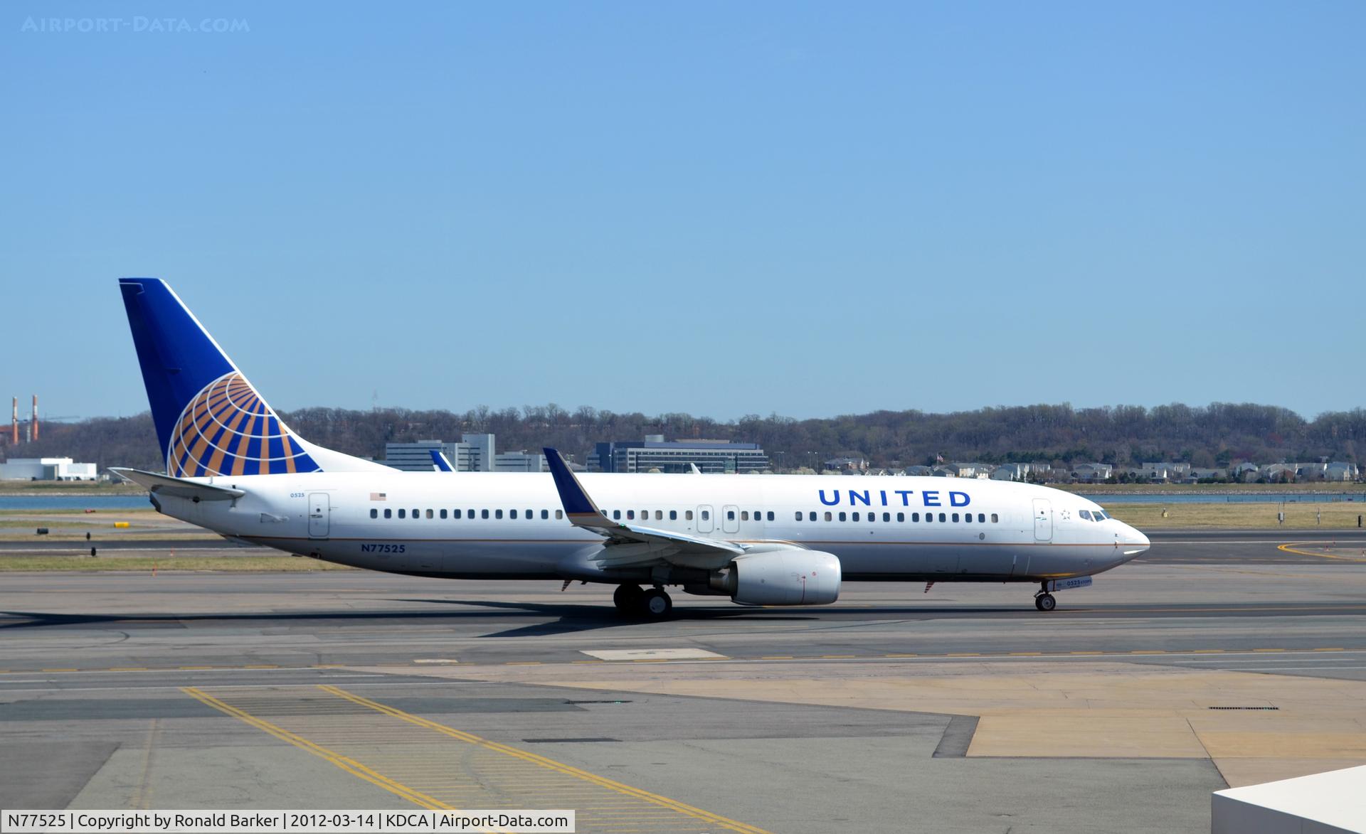 N77525, 2010 Boeing 737-824 C/N 31659, Taxi DCA