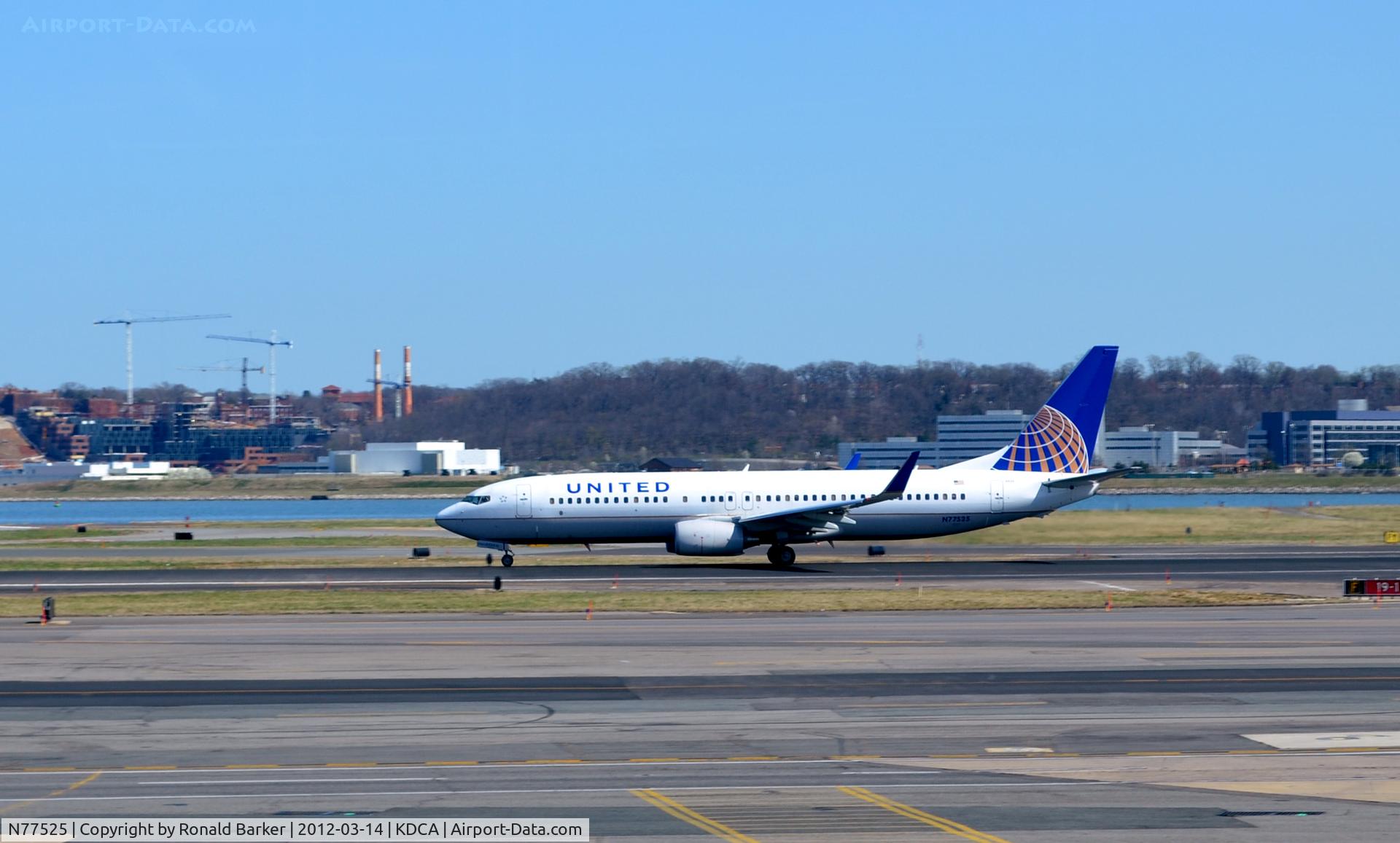 N77525, 2010 Boeing 737-824 C/N 31659, Take off DCA