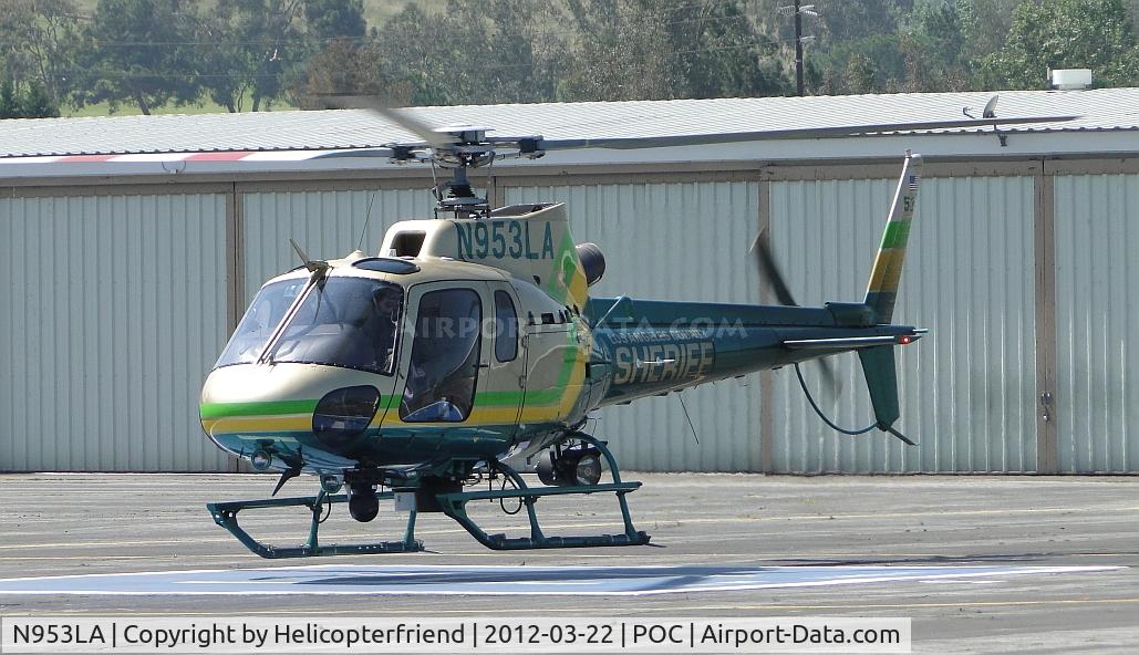 N953LA, Eurocopter AS-350B-2 Ecureuil Ecureuil C/N 4990, Settling down on pad 5 to pick up passengers