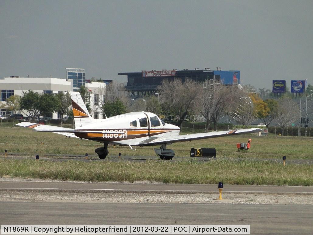 N1869R, 1975 Piper PA-28-181 C/N 28-7690060, Taxiing to the runway after departing Howard Aviation area