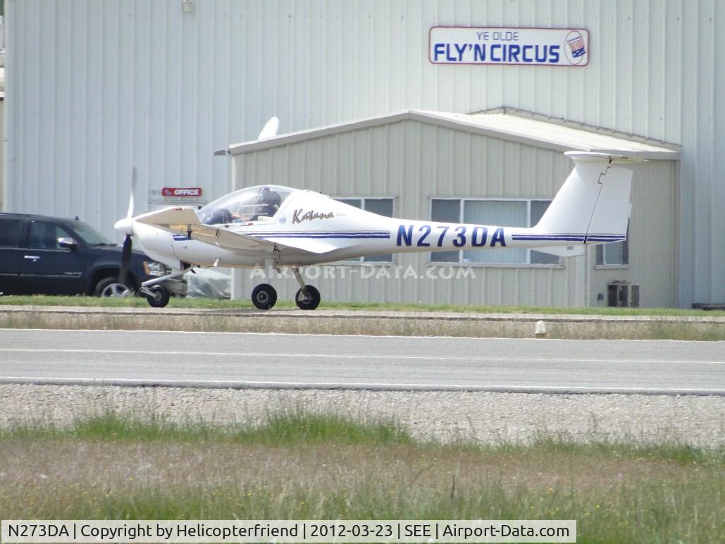 N273DA, 1996 Diamond DA-20A-1 Katana C/N 10173, Taxiing back to the hanger passing the Ye Olde Fly' N Circus hanger