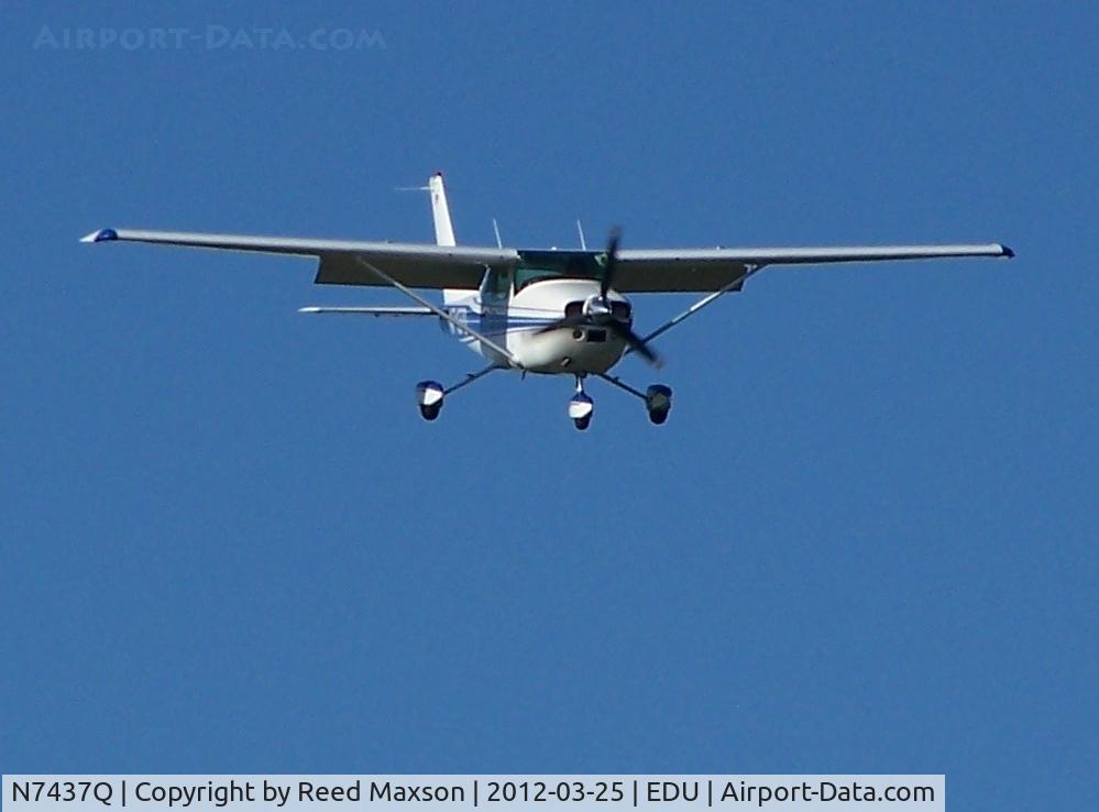 N7437Q, 1972 Cessna 182P Skylane C/N 18261077, On final, EDU