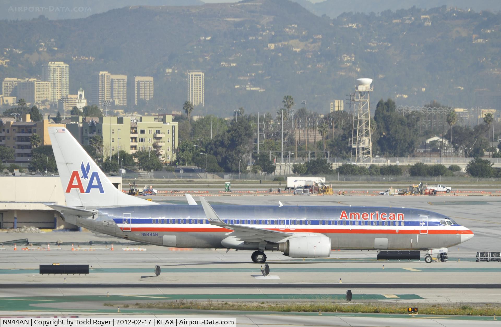 N944AN, 2000 Boeing 737-823 C/N 29535, Taxiing to gat at LAX