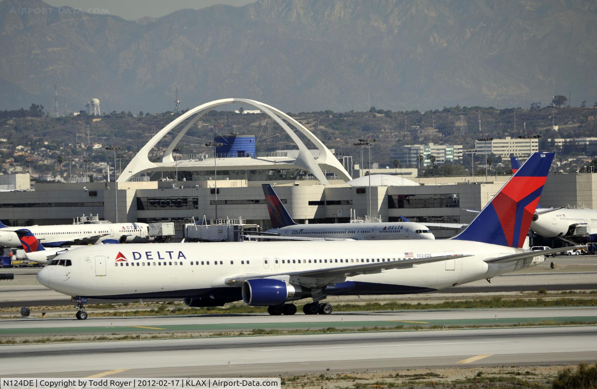 N124DE, 1987 Boeing 767-332 C/N 23438, Taxiing to gate at LAX