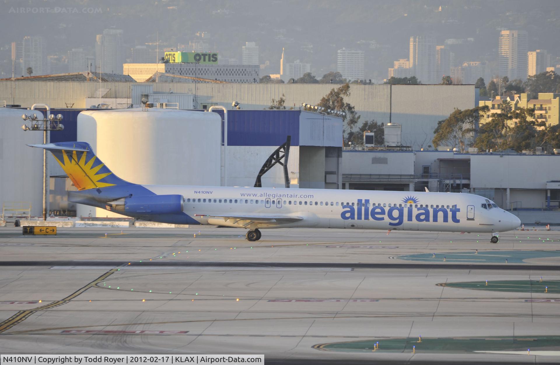 N410NV, 1992 McDonnell Douglas MD-83 (DC-9-83) C/N 49965, Taxiing to gate at LAX