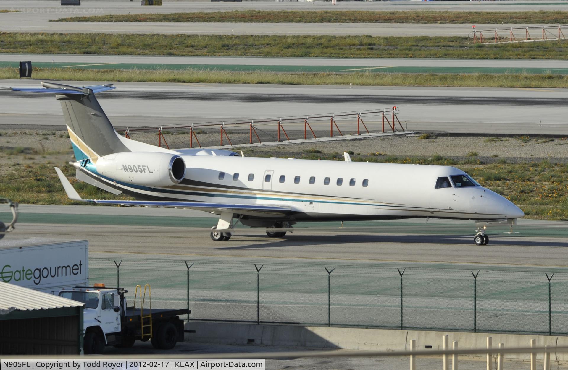 N905FL, 2004 Embraer ERJ-135BJ Legacy C/N 145775, Taxiing to parking at LAX