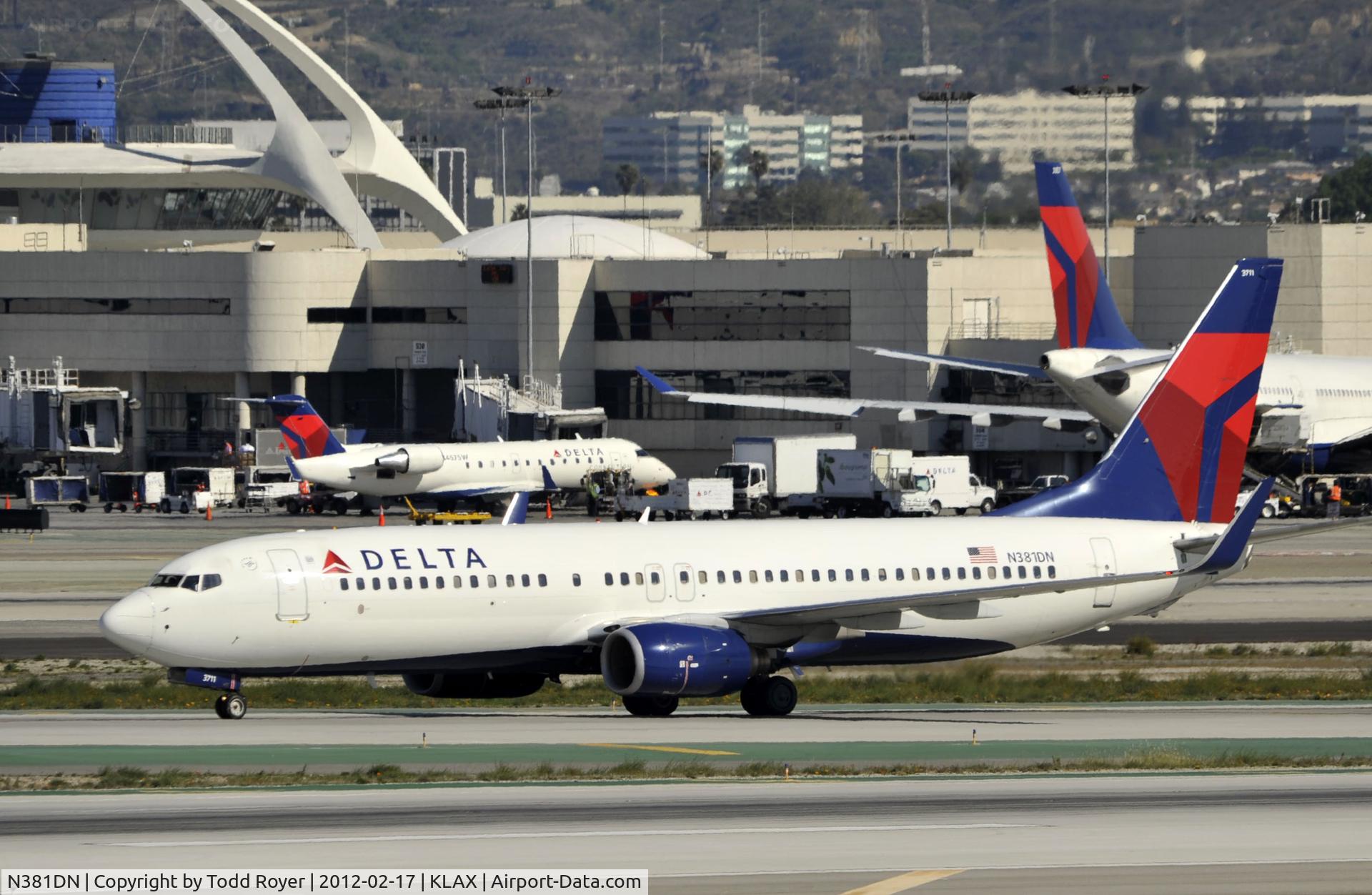N381DN, 1999 Boeing 737-832 C/N 30350, Taxiing to gate at LAX