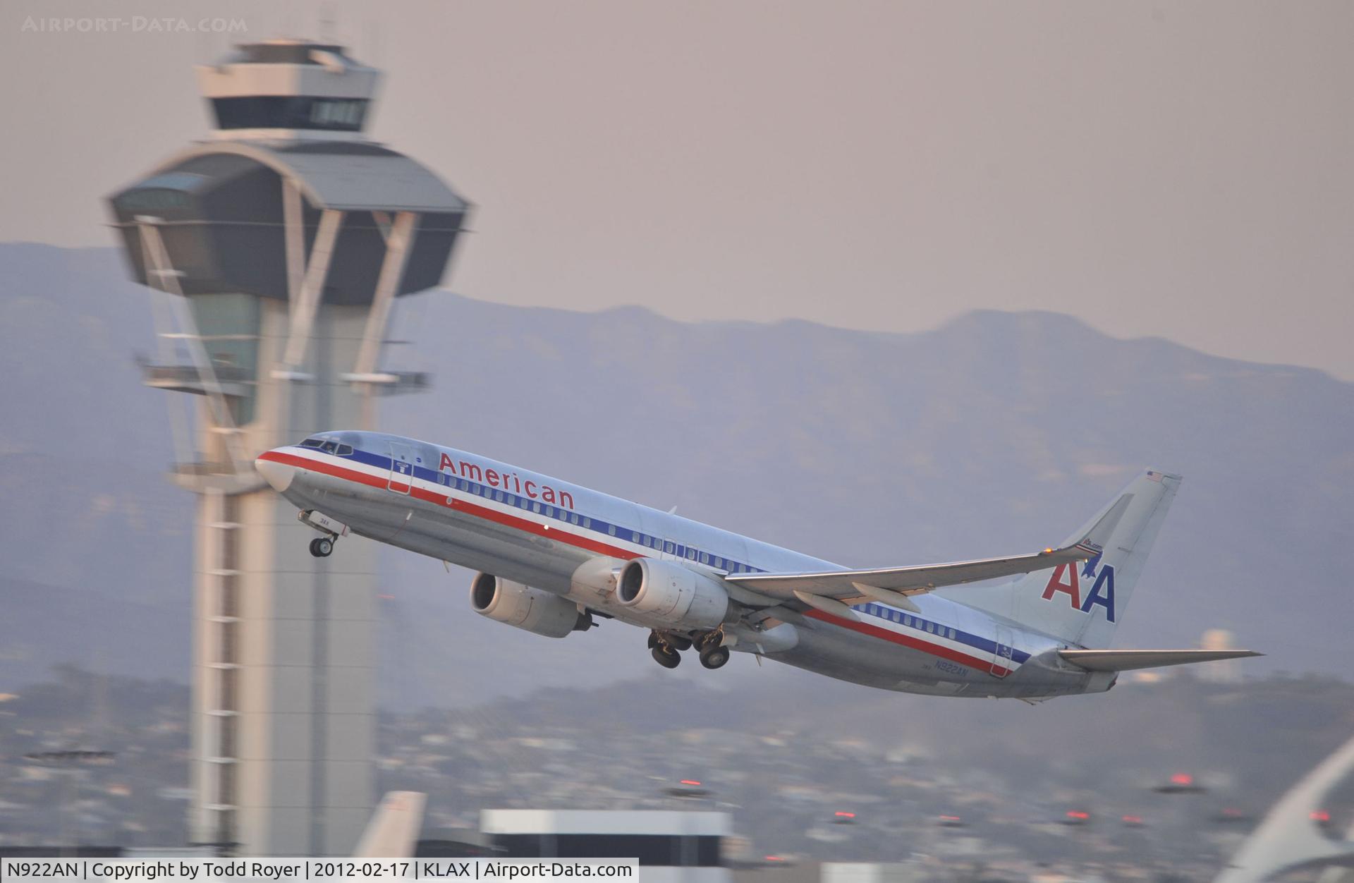 N922AN, 1999 Boeing 737-823 C/N 29523, Departing LAX on 25R