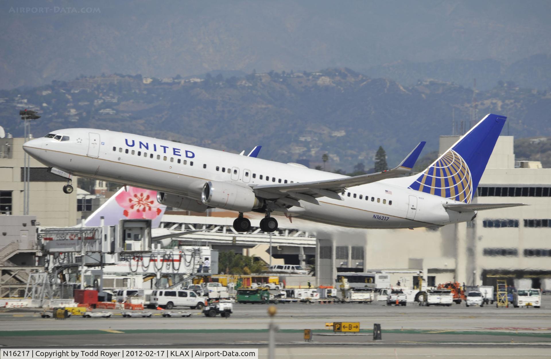 N16217, 1998 Boeing 737-824 C/N 28777, Departing LAX on 25R