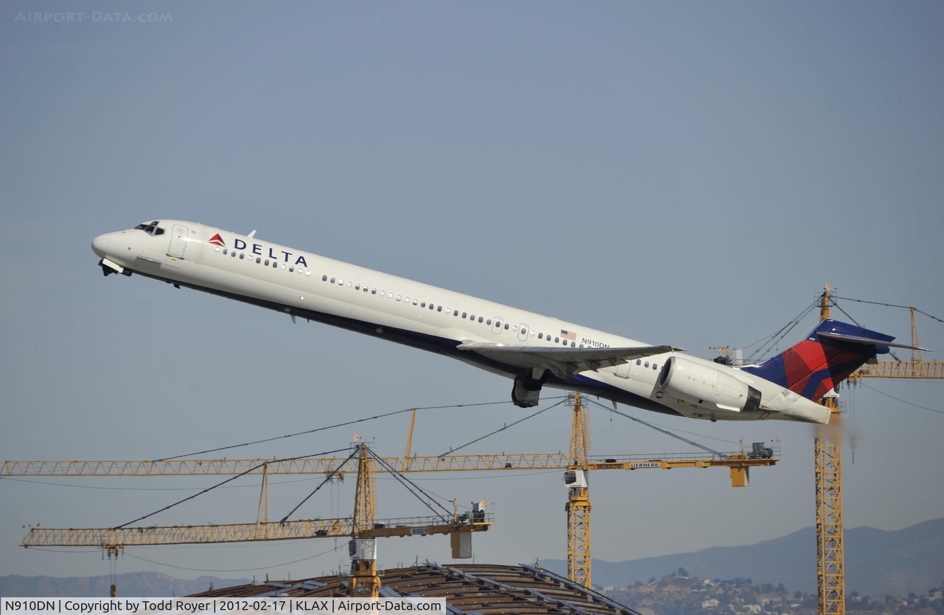 N910DN, 1995 McDonnell Douglas MD-90-30 C/N 53390, Departing LAX on 25R