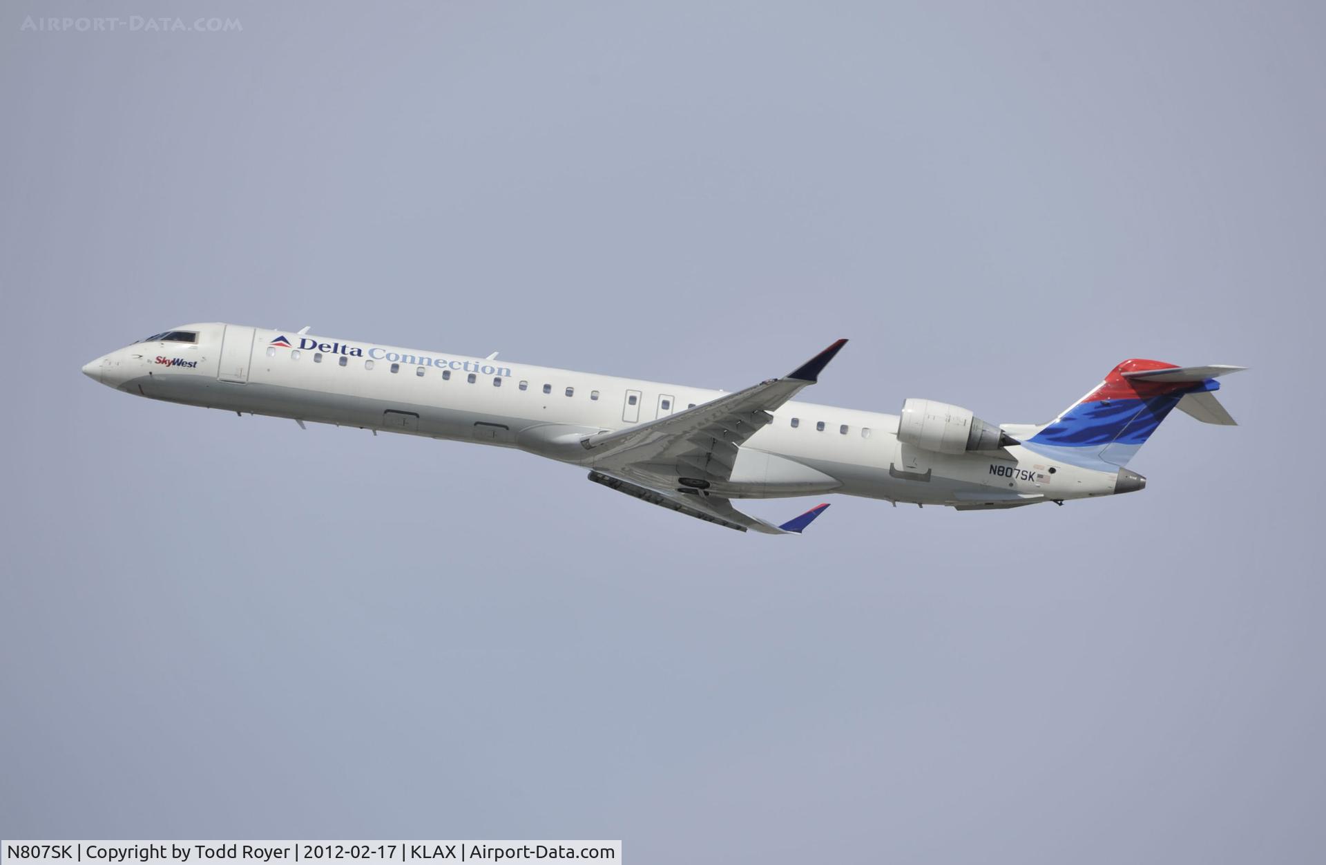 N807SK, 2006 Bombardier CRJ-900ER (CL-600-2D24) C/N 15082, Departing LAX on 25R