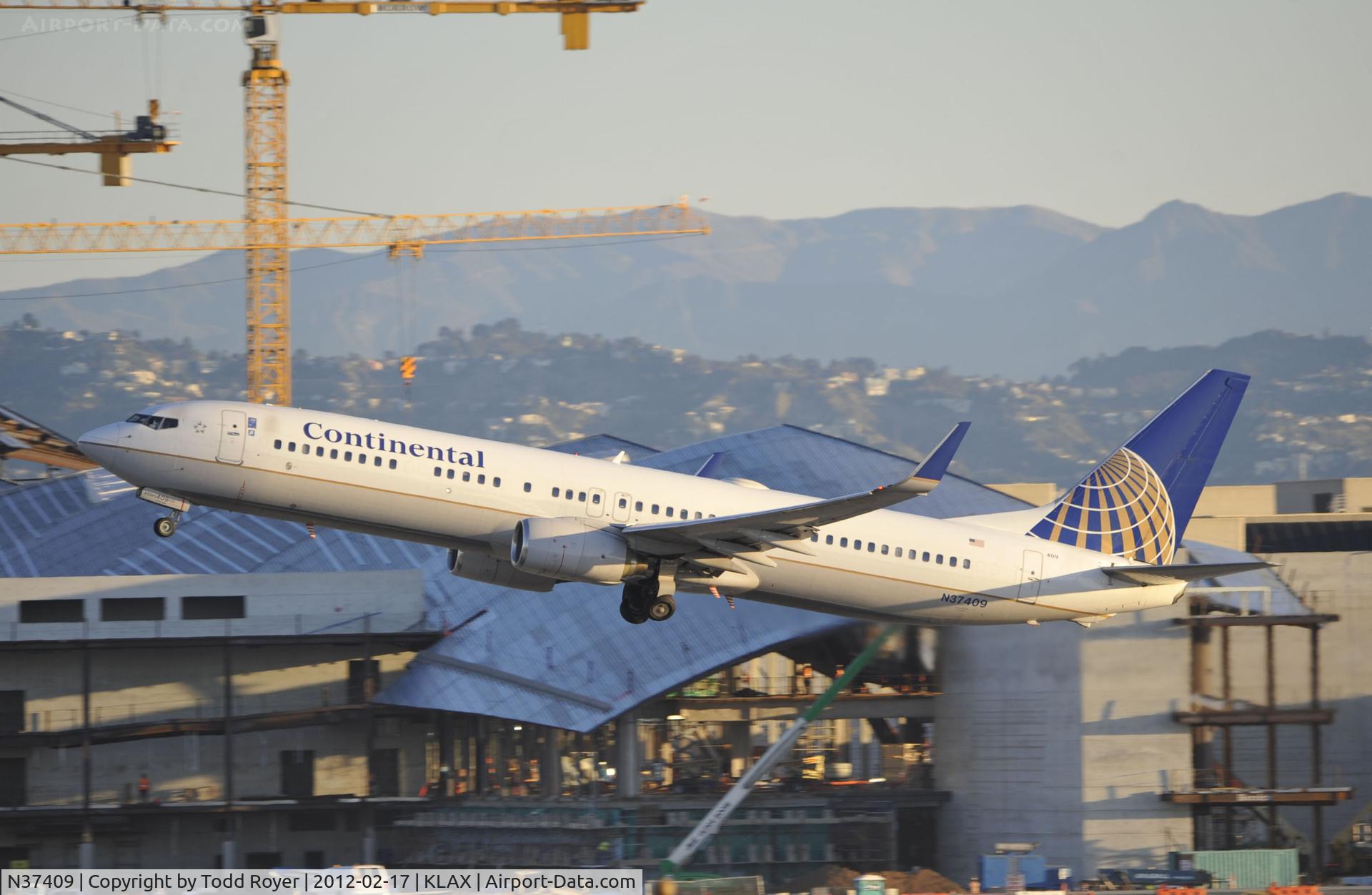 N37409, 2001 Boeing 737-924 C/N 30126, Departing LAX on 25R