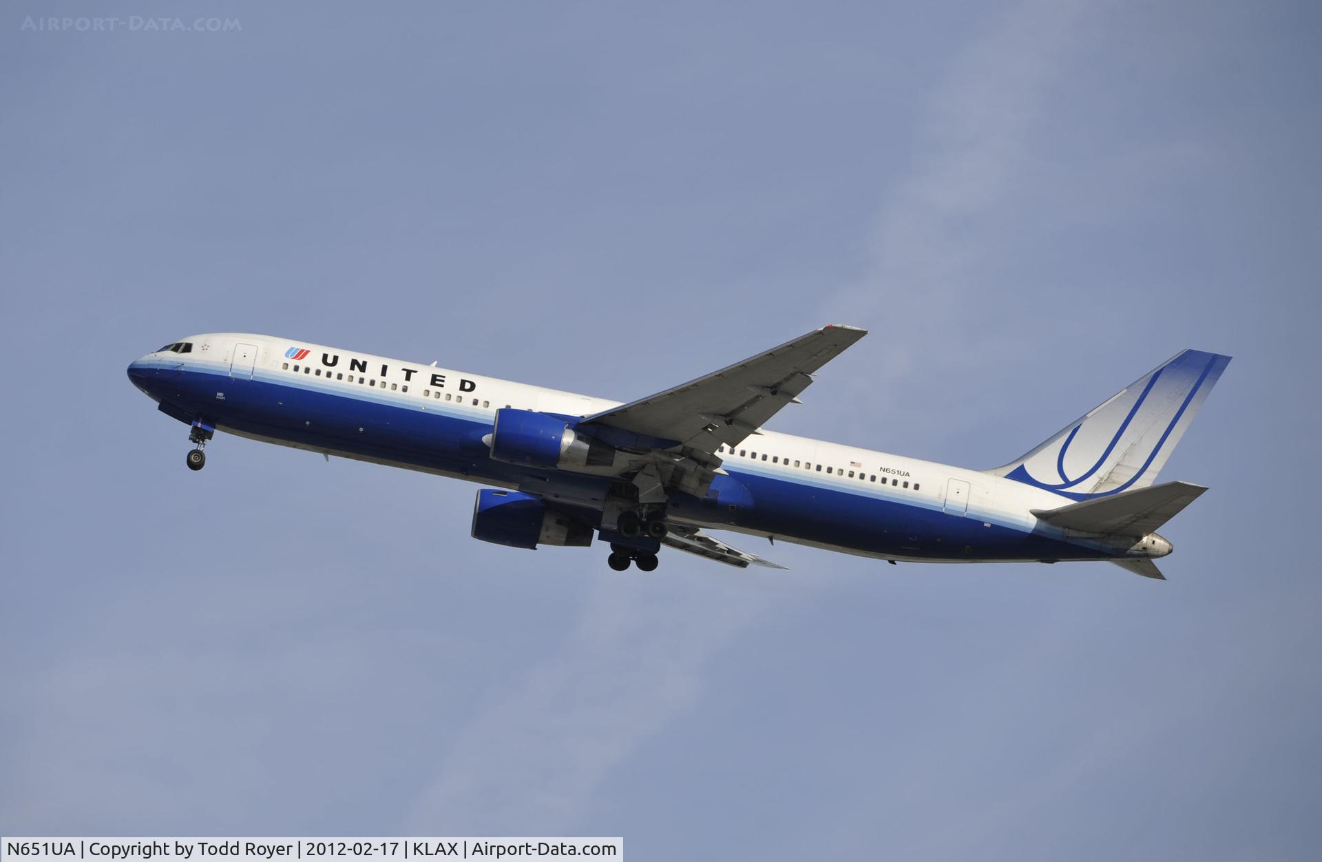 N651UA, 1992 Boeing 767-322 C/N 25389, Departing LAX on 25R