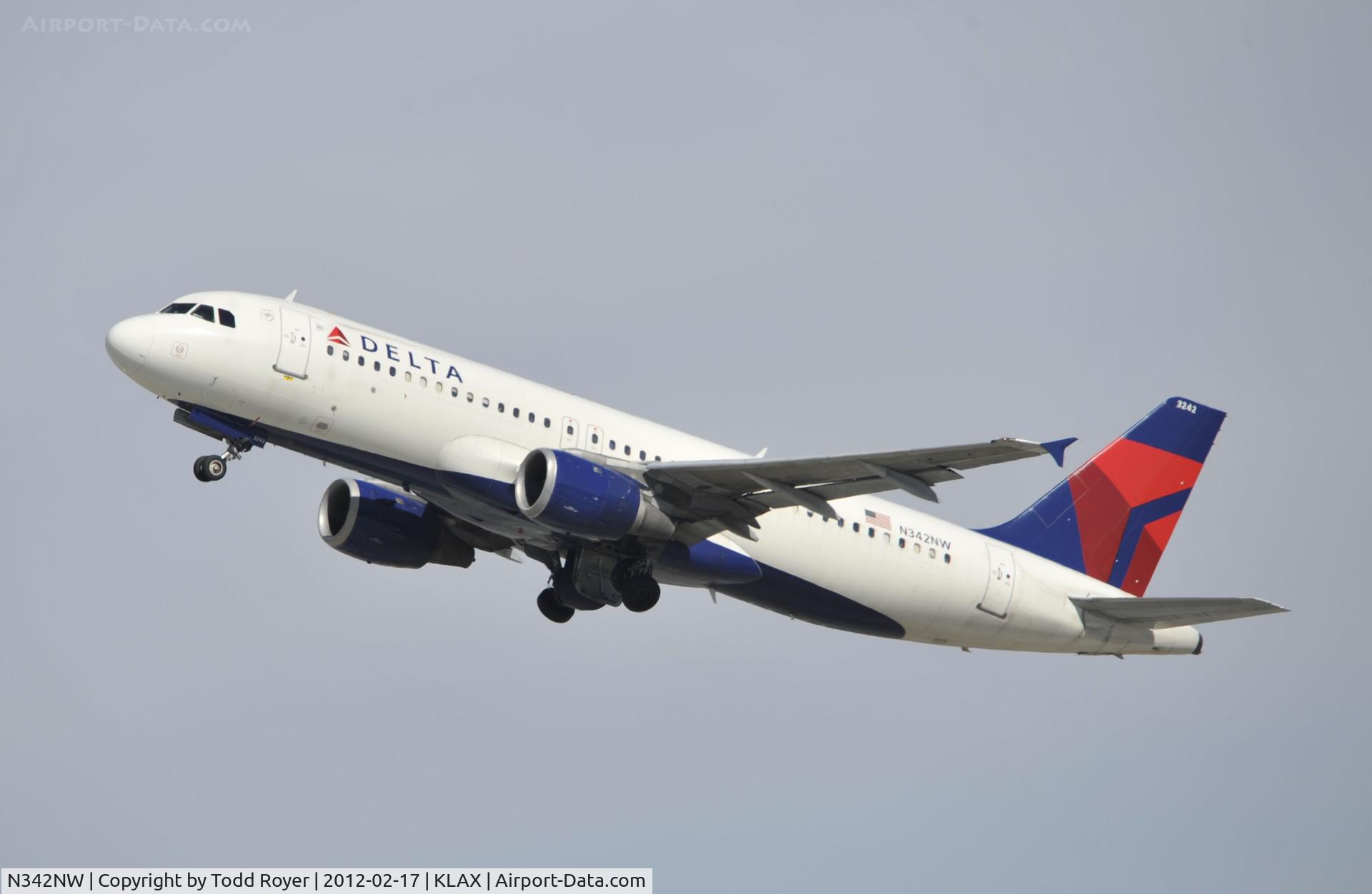 N342NW, 1993 Airbus A320-212 C/N 381, Departing LAX on 25R