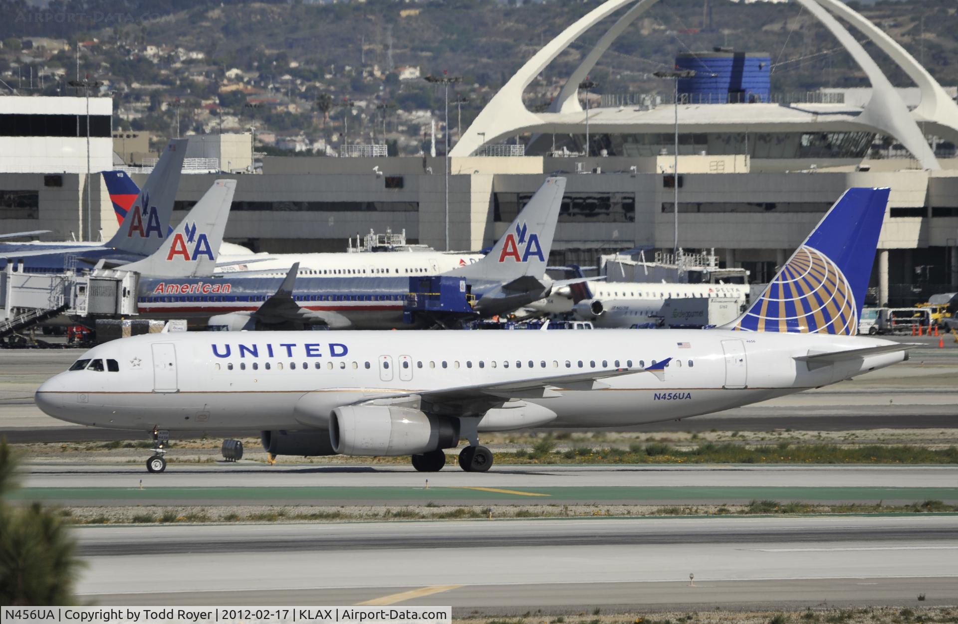 N456UA, 1999 Airbus A320-232 C/N 1128, Taxiing to gate at LAX