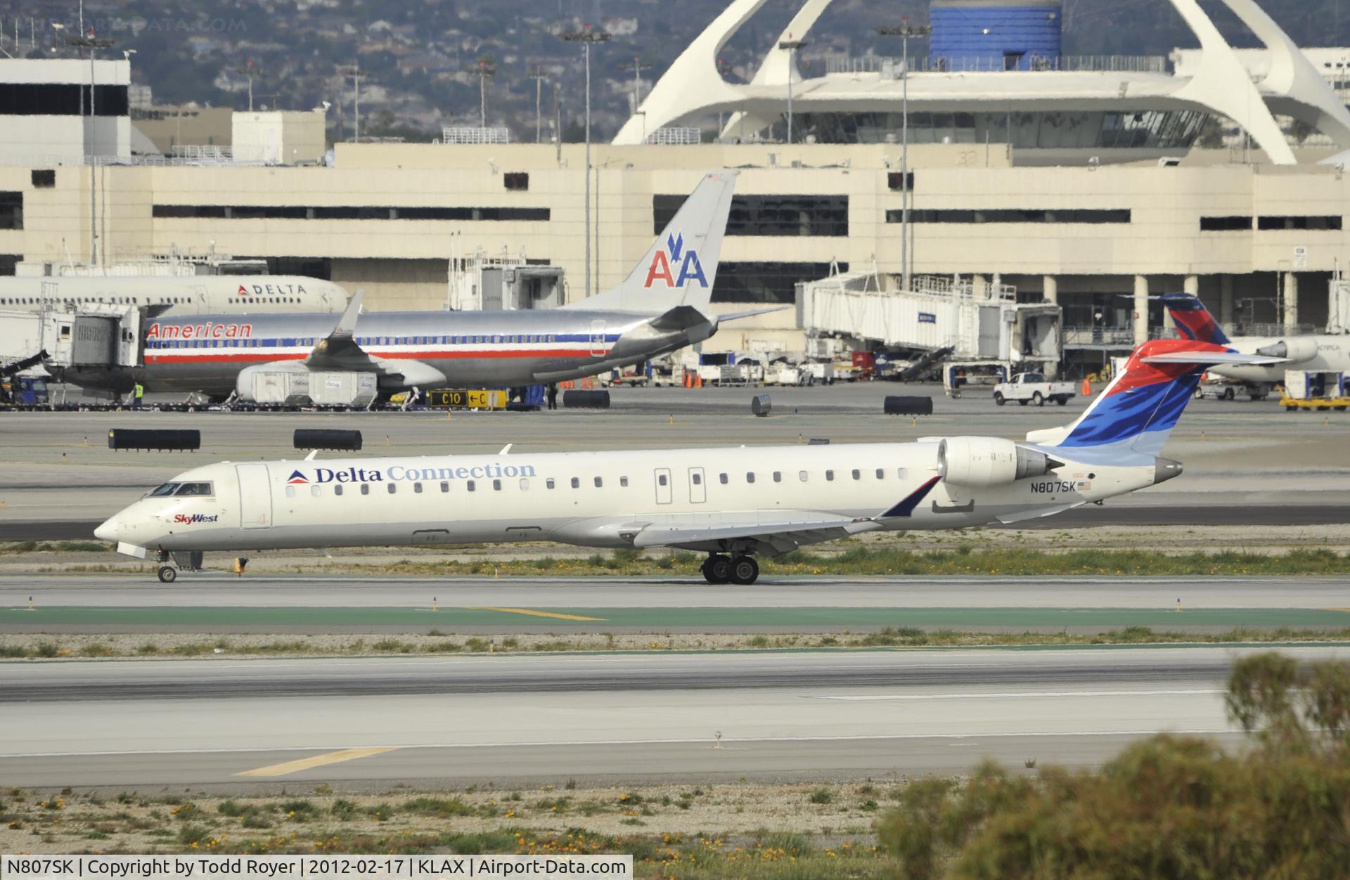 N807SK, 2006 Bombardier CRJ-900ER (CL-600-2D24) C/N 15082, Taxiing to gate at LAX