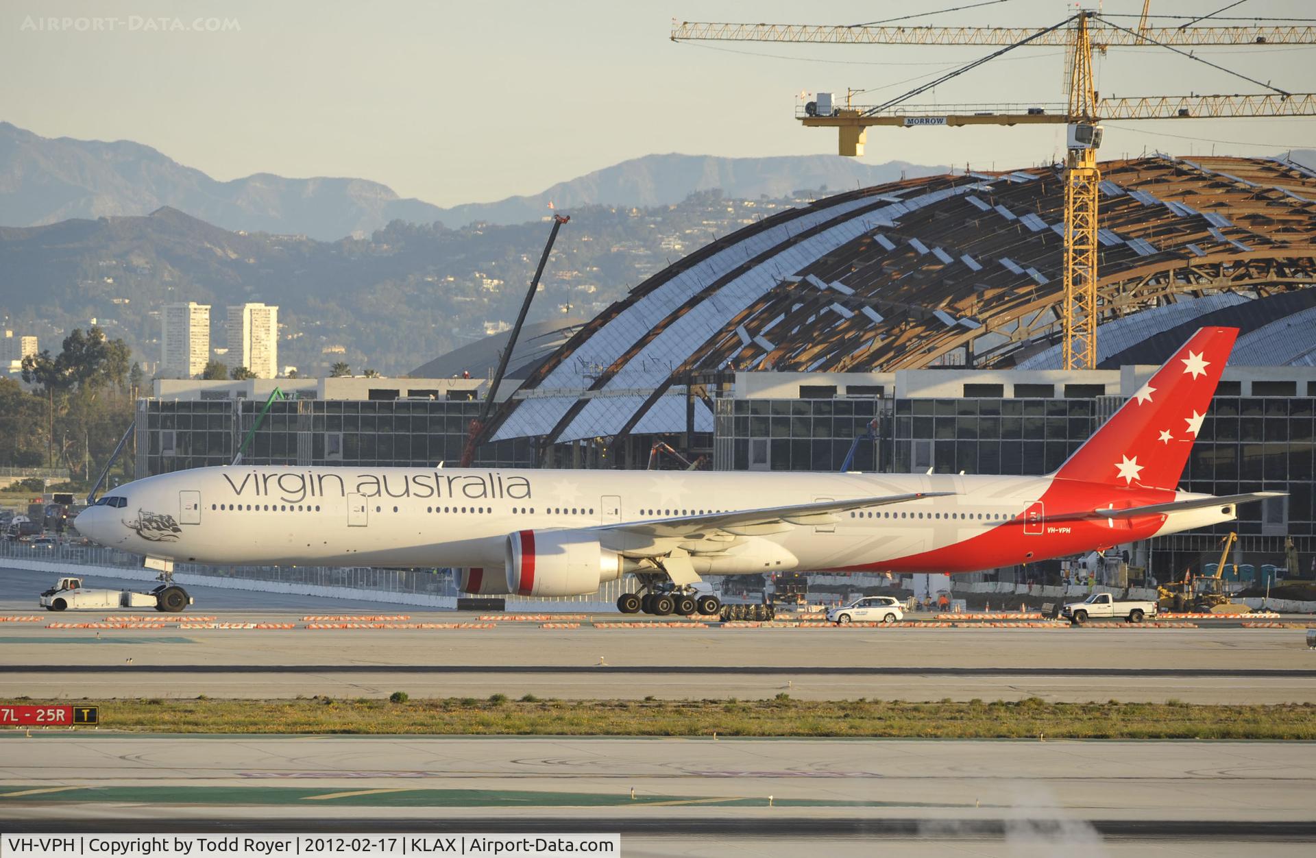 VH-VPH, 2010 Boeing 777-3ZG/ER C/N 37943, Getting towed to parking