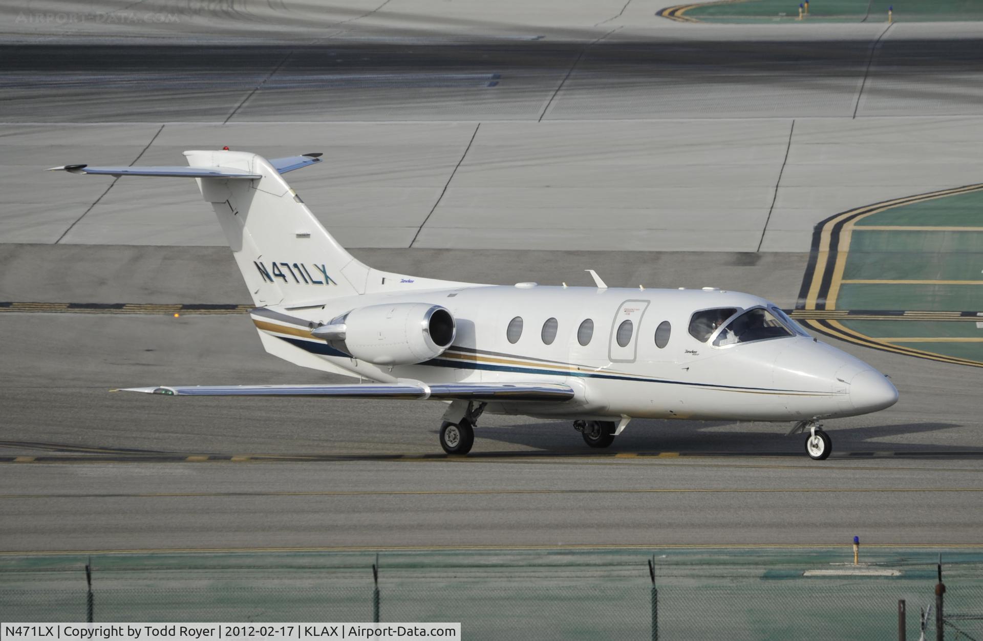 N471LX, 2007 Raytheon Beechjet 400A C/N RK-506, Taxiing to parking atLAX