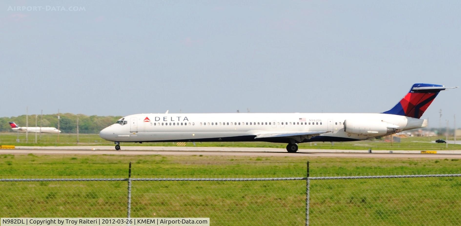 N982DL, 1991 McDonnell Douglas MD-88 C/N 53273, N982DL a.k.a Delta #2275 roaring from runway 36L of MEM heading North to MSP